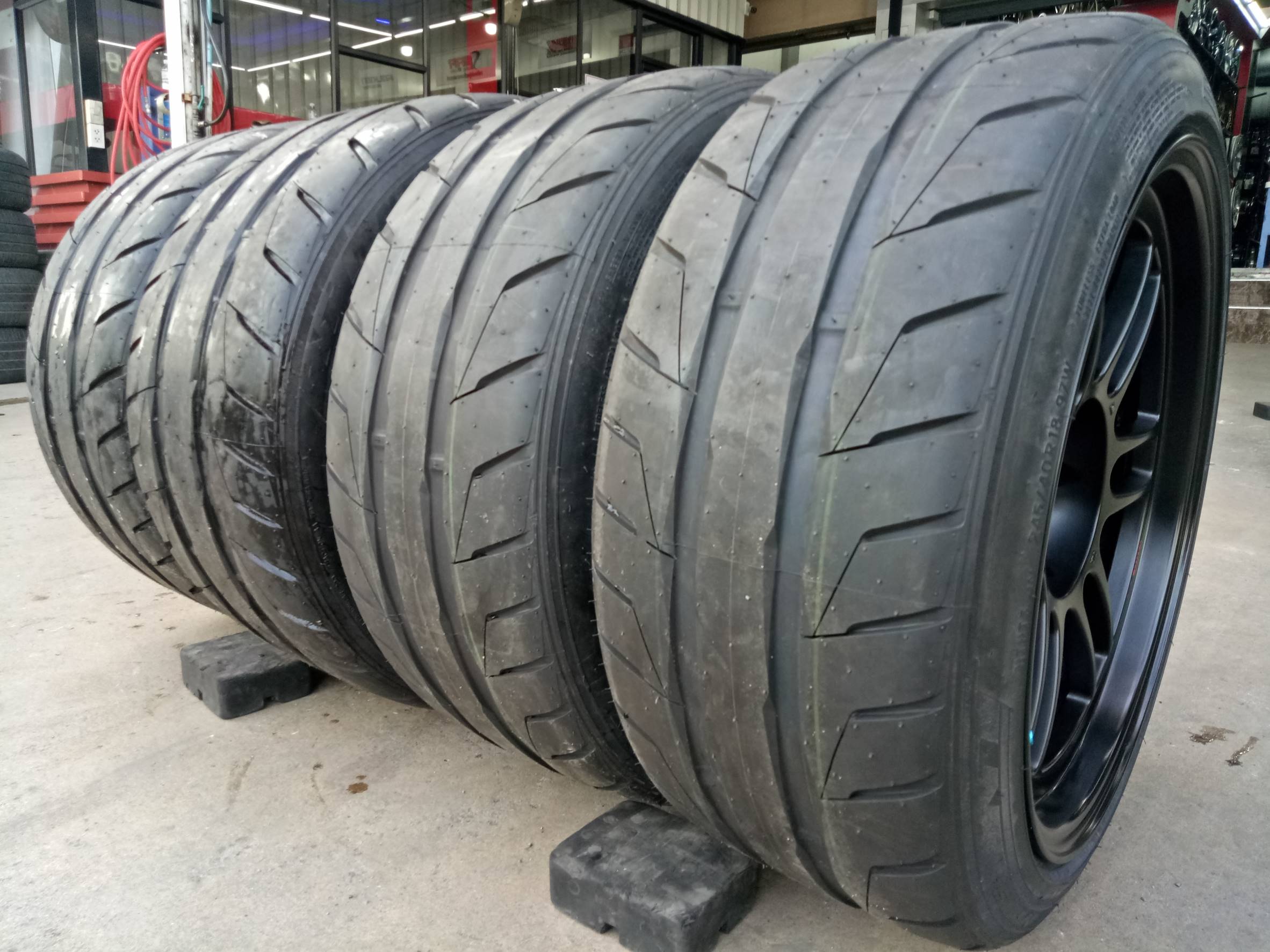 NITTO NT05 245/40-18 เส้น 4000 บาท ปกติ 9000