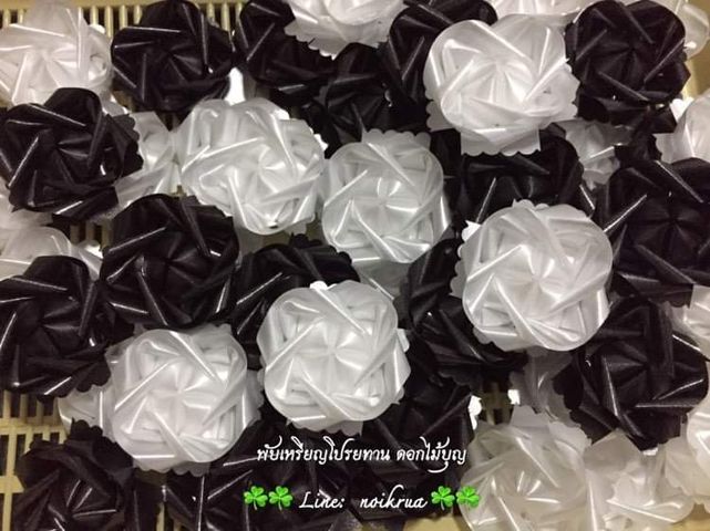 ดอกกลีบผกาสีขาวดำ เหรียญโปรยทาน