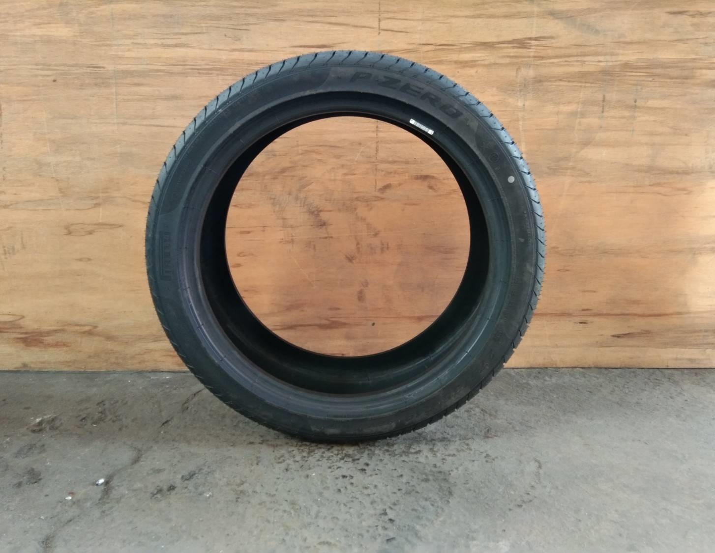 PIRELLI P-ZERO 275/35-19(runflat) ปี 18 เส้นละ 13800 ปกติ 16500 บาท