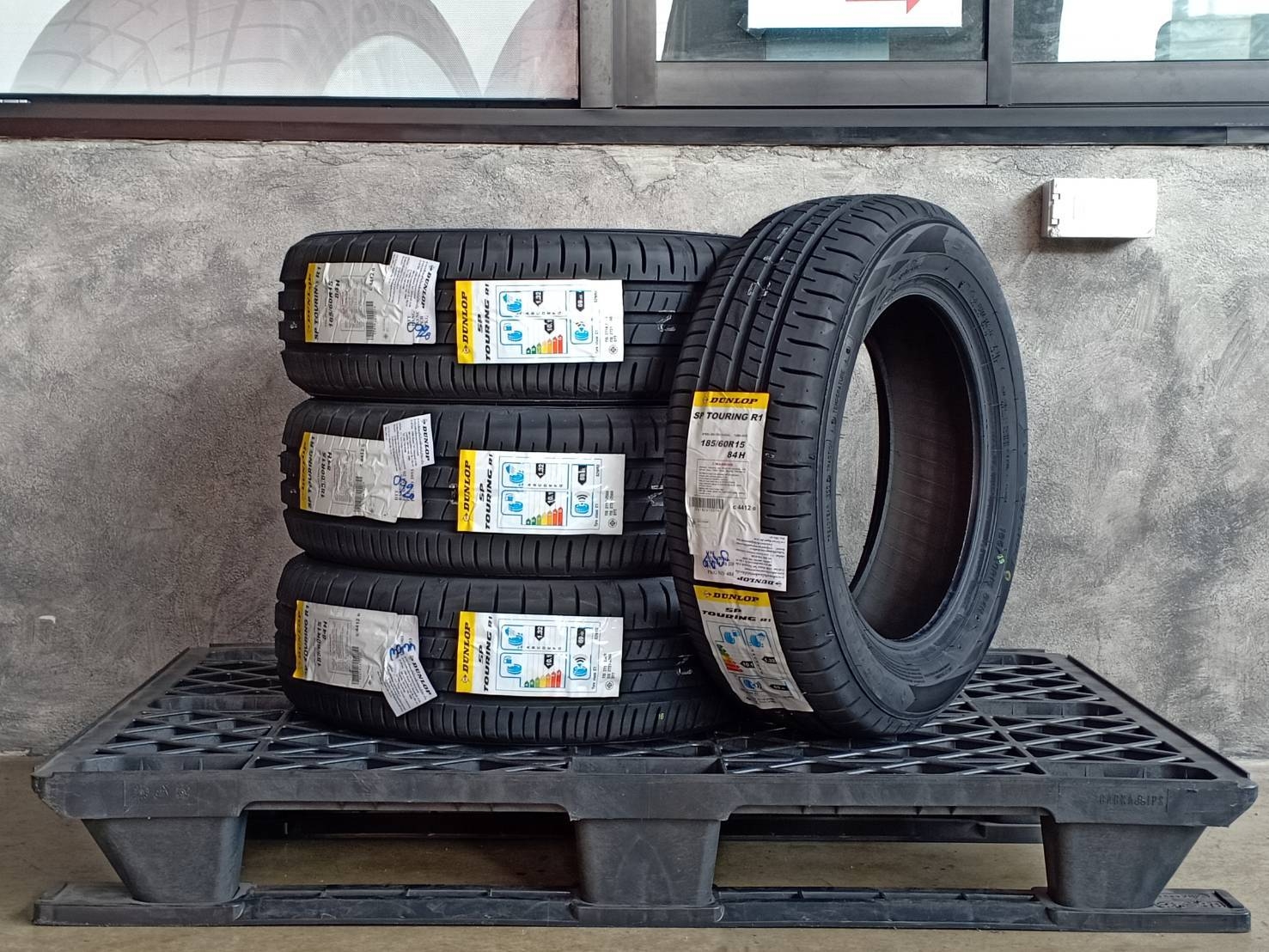 DUNLOP 185/60R15 SP TOURING R1 84H MADE IN INDONESIA