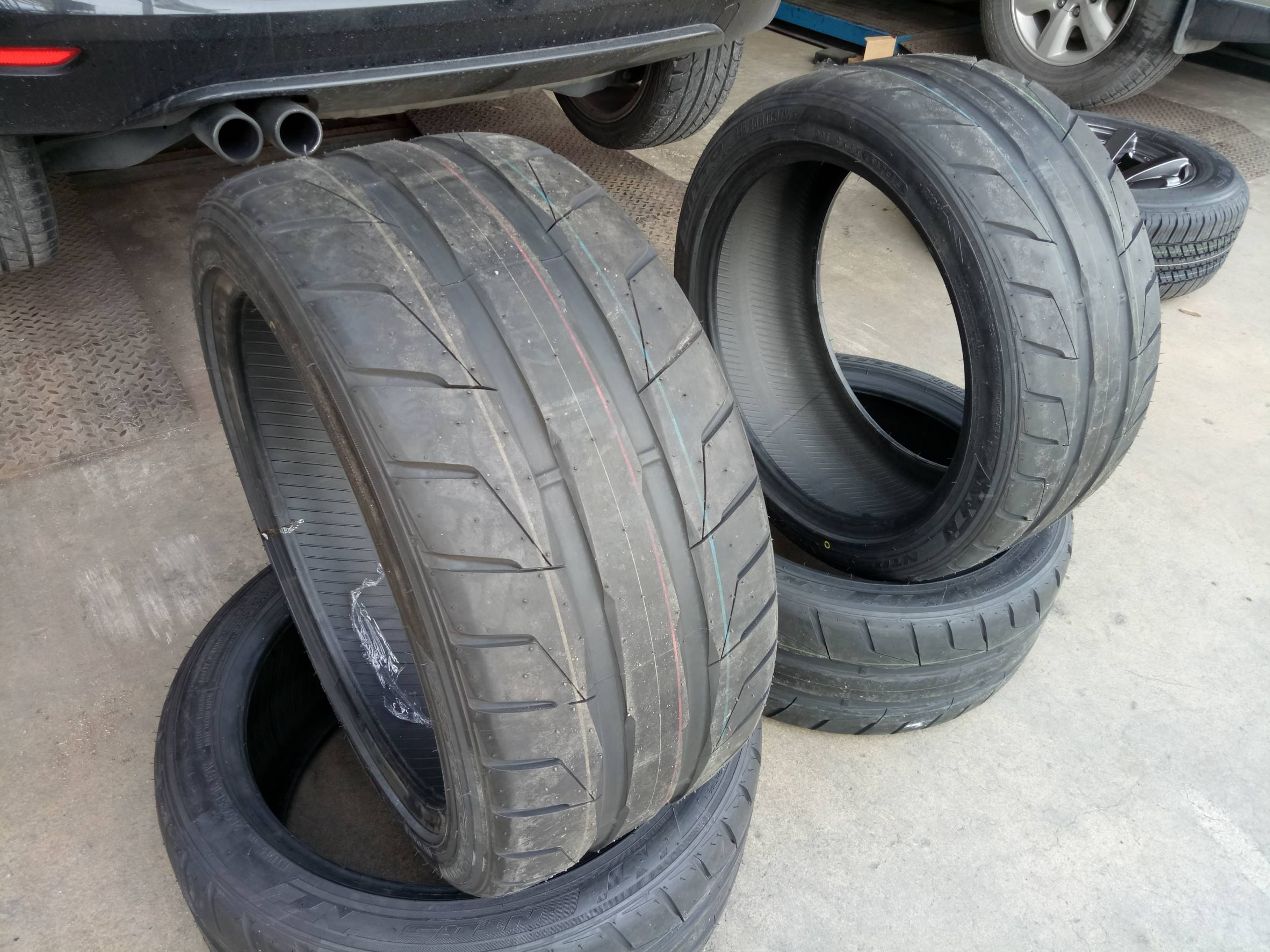 ยางใหม่ NITTO NT05 235/40-18 เส้น 3500 ปกติ เส้น 8500