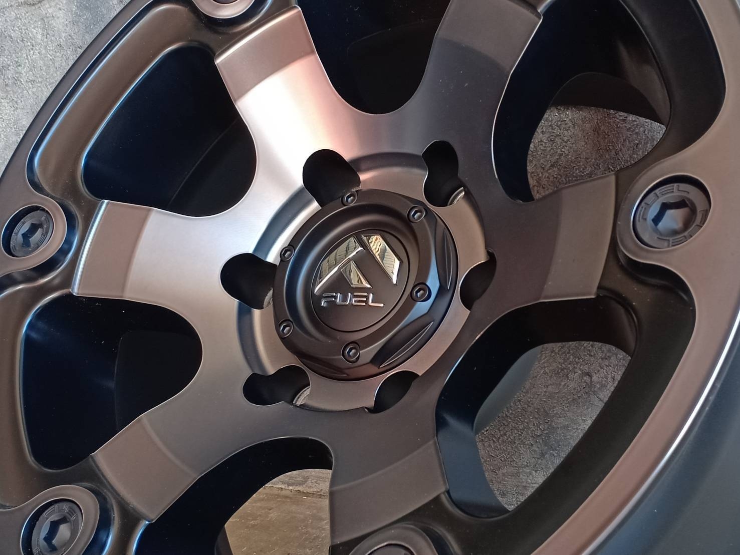 FUEL-BEAST 16X8 6X139.7 0 108 BLACK/MACHINED DDT