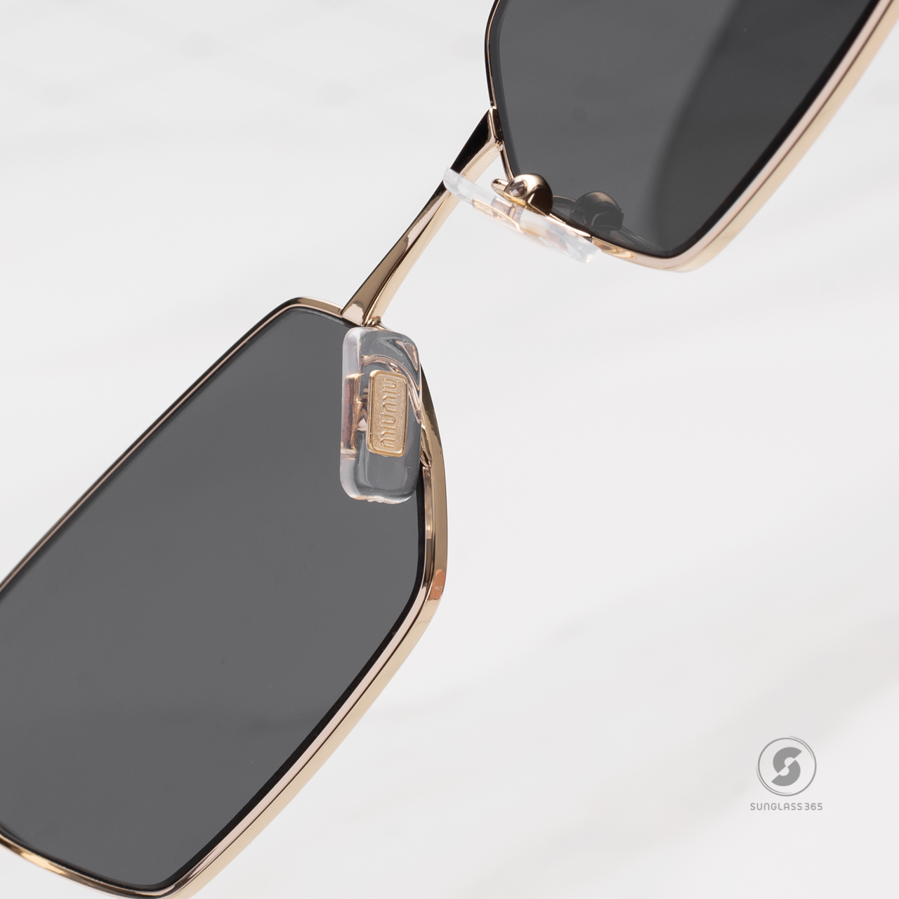 แว่นกันแดด Miu Miu MU53WSF ZVN5S0