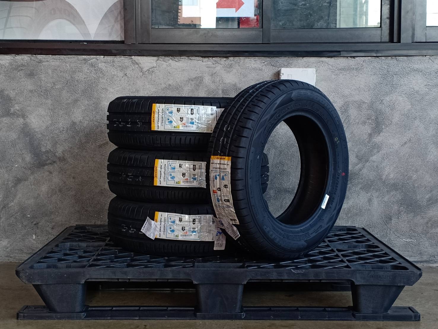 DUNLOP 175/65R14 SP TOURING R1 82H MADE IN INDONESIA