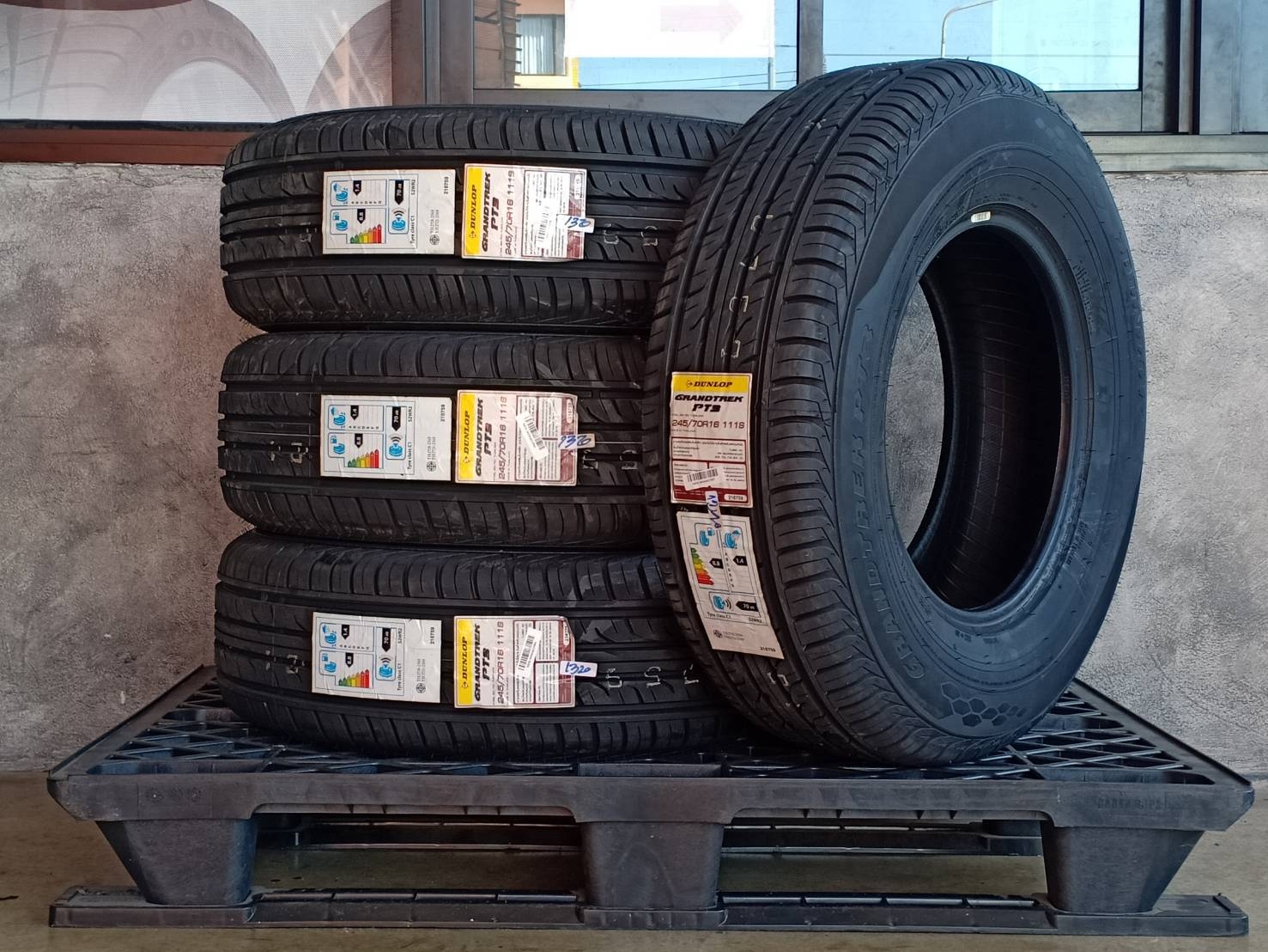 DUNLOP 245/70R16 GRANDTREK PT3 111S MADE IN THAILAND