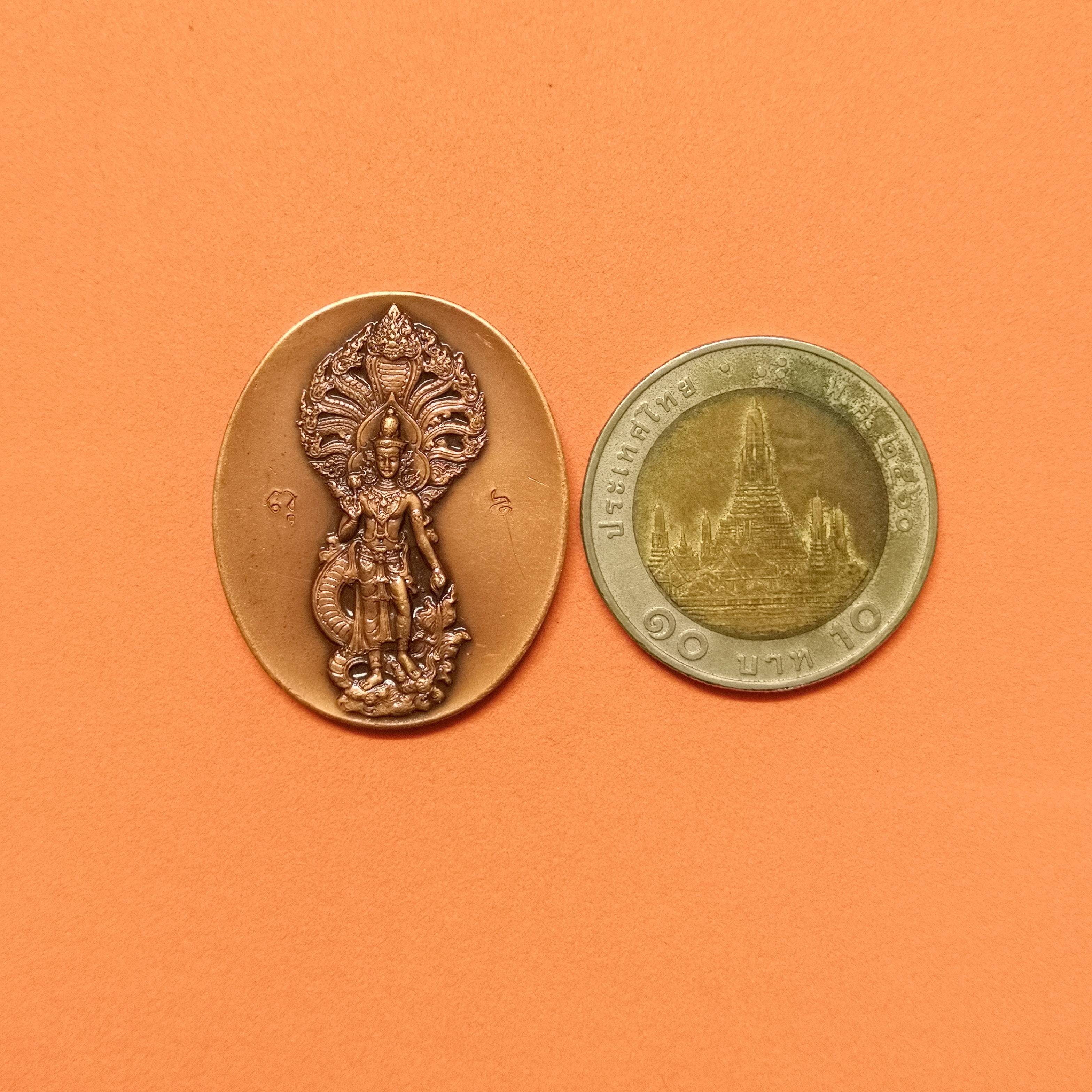 เหรียญพิมพ์ใหญ่ สูง 3.2 เซน เทพบุตรนาคราช หลัง ยันต์จตุโรบังเกิดทรัพย์ เนื้อทองแดงรมดำ จัดสร้างโดยอาจารย์ ลักษณ์ เรขานิเทศ สถาบันพยากรณ์ศาสตร์ พศ 2558 พุทธศิลป์งดงาม เข้มขลัง