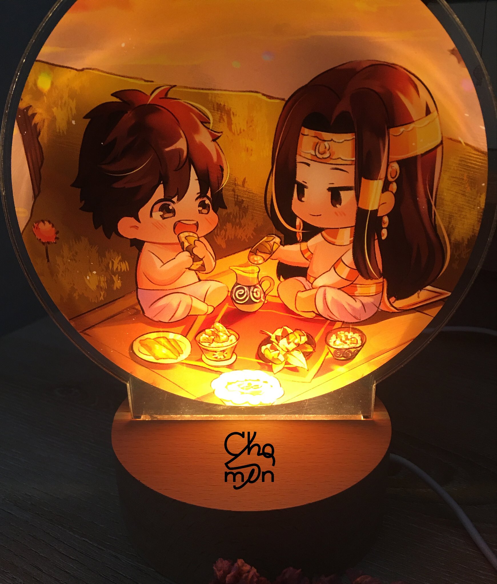 [Pre-order] โคมไฟอะคริลิคตั้งโต๊ะ เรื่องมหาบุรุษแห่งครีตัน [Promotion งานมอคค่าบุ๊คแฟร์]