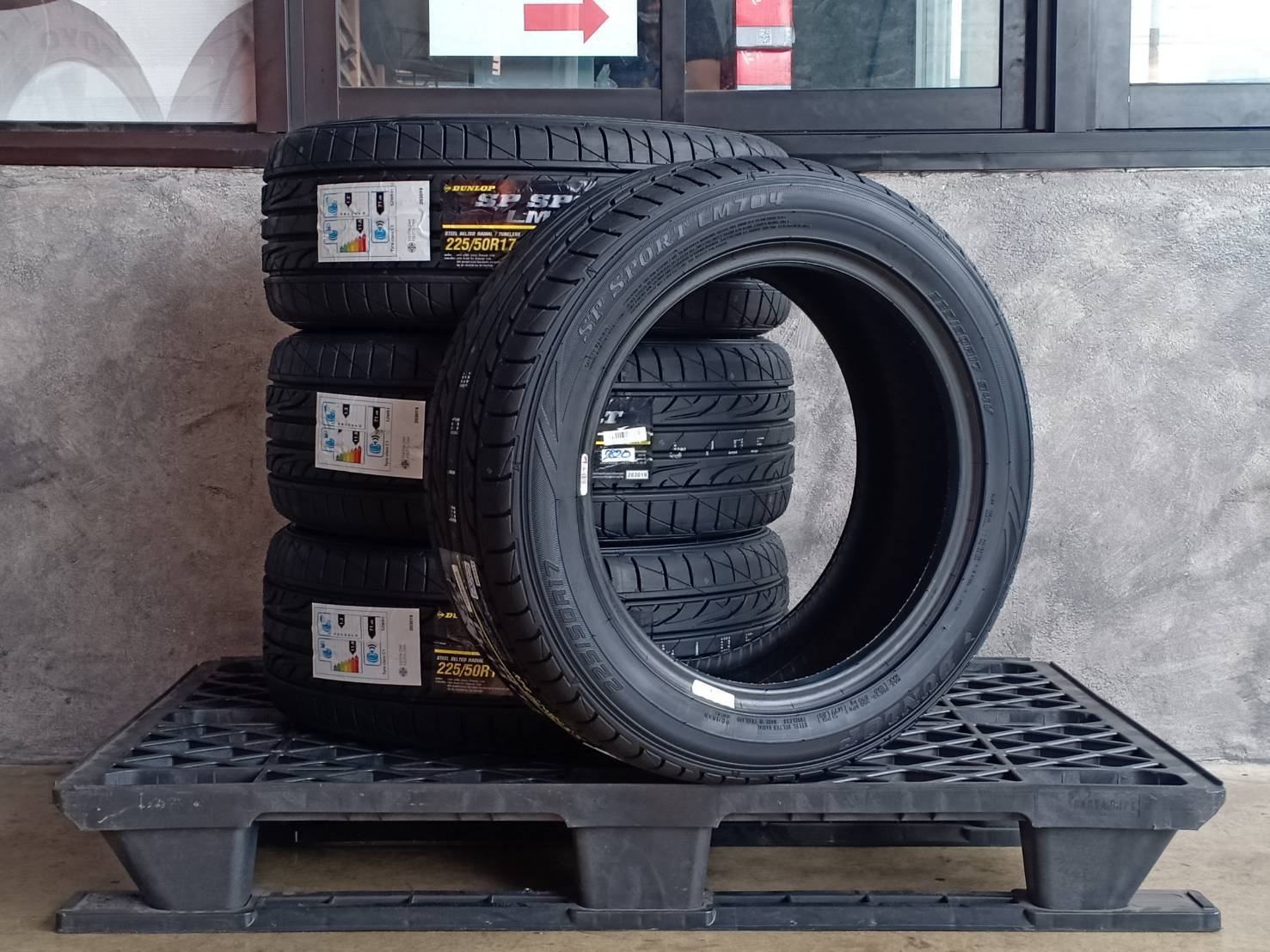 DUNLOP 225/50R17 SP SPORT LM704 94V MADE IN THAILAND