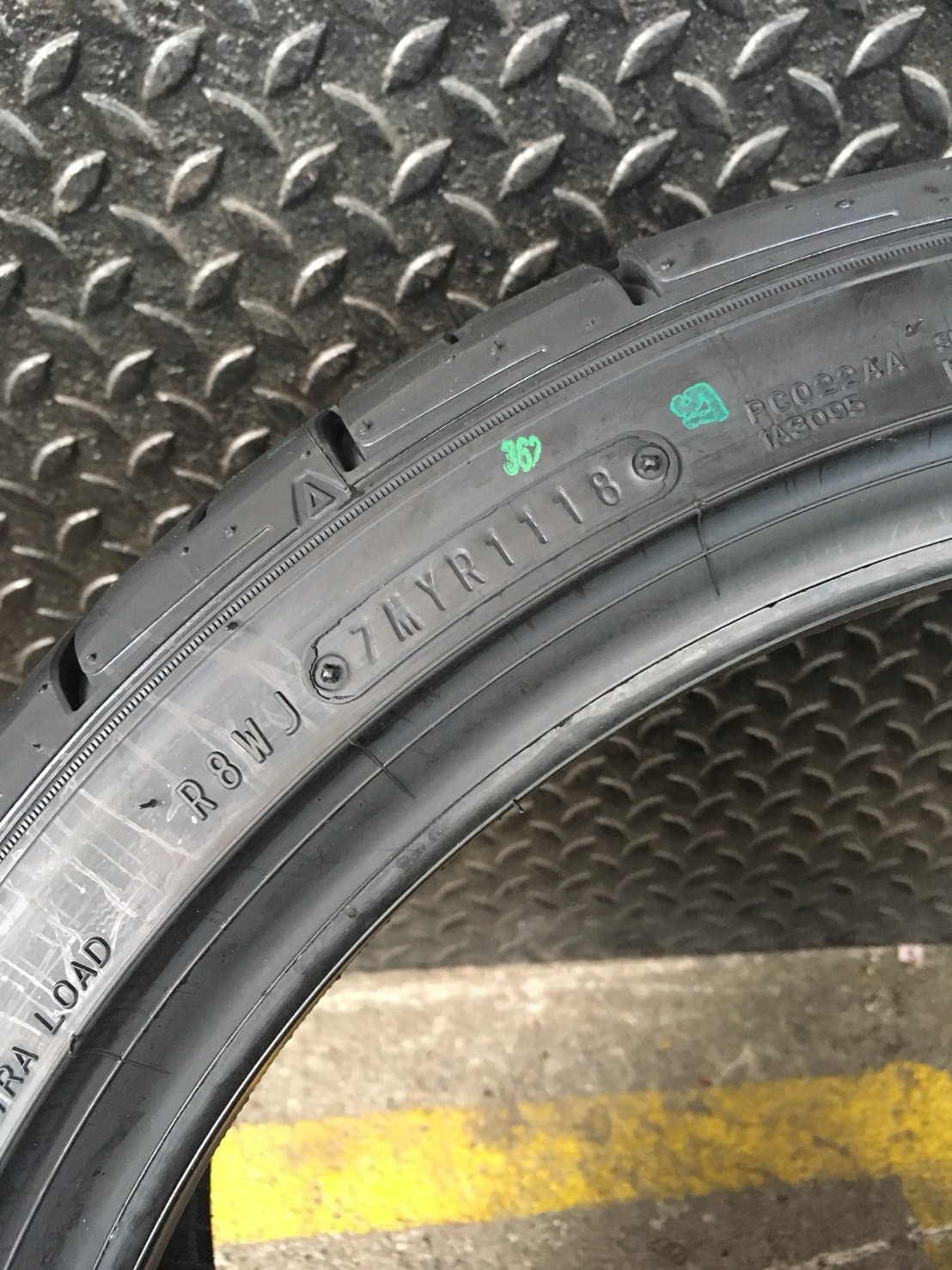 DUNLOP DZ102 205-40-17 เส้นละ 6000 ปี18 ซื้อ2แถม2 จ่าย 12000 ได้ 4 เส้น ปี18