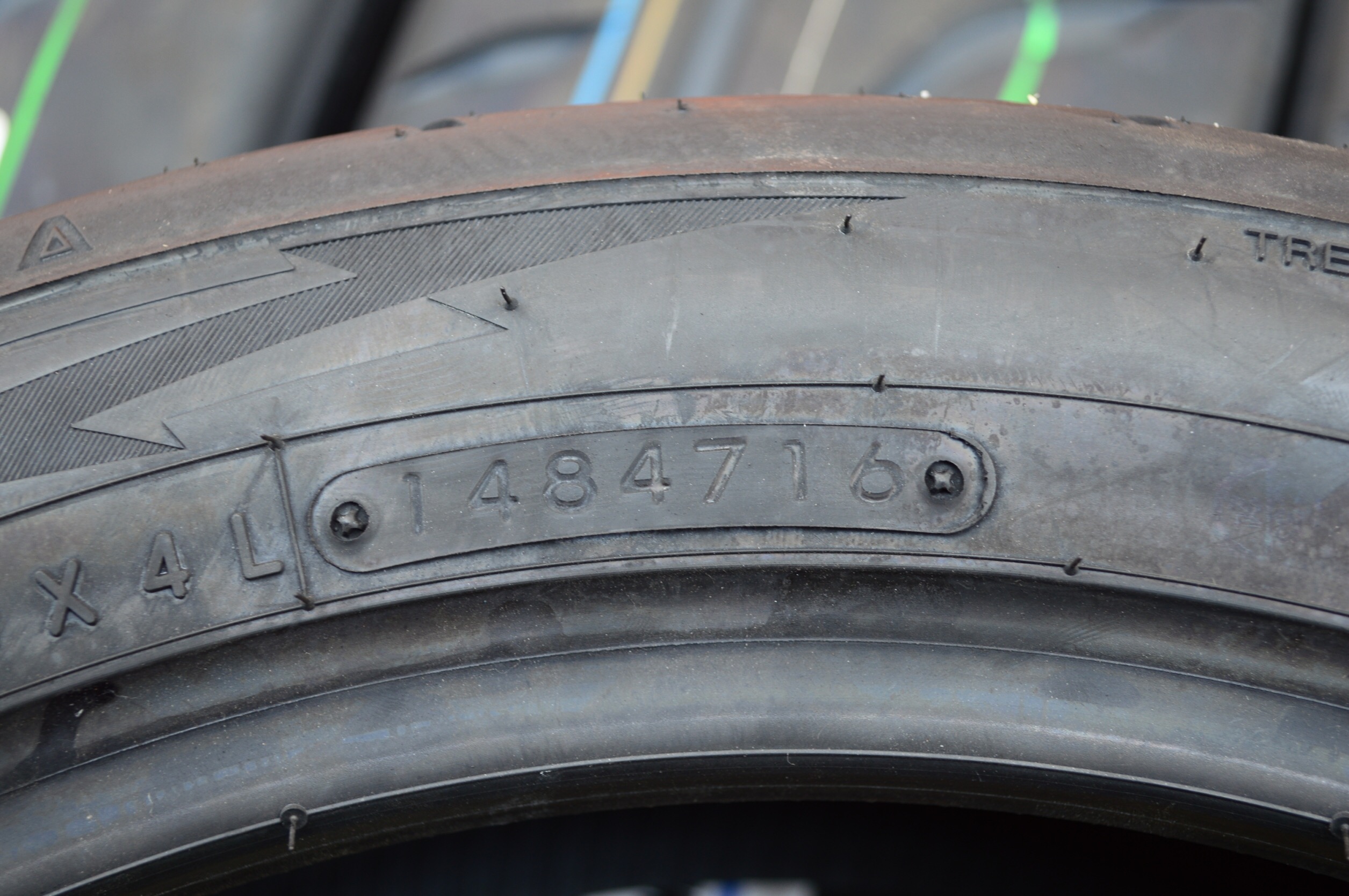 TOYO R888R 295/30R18