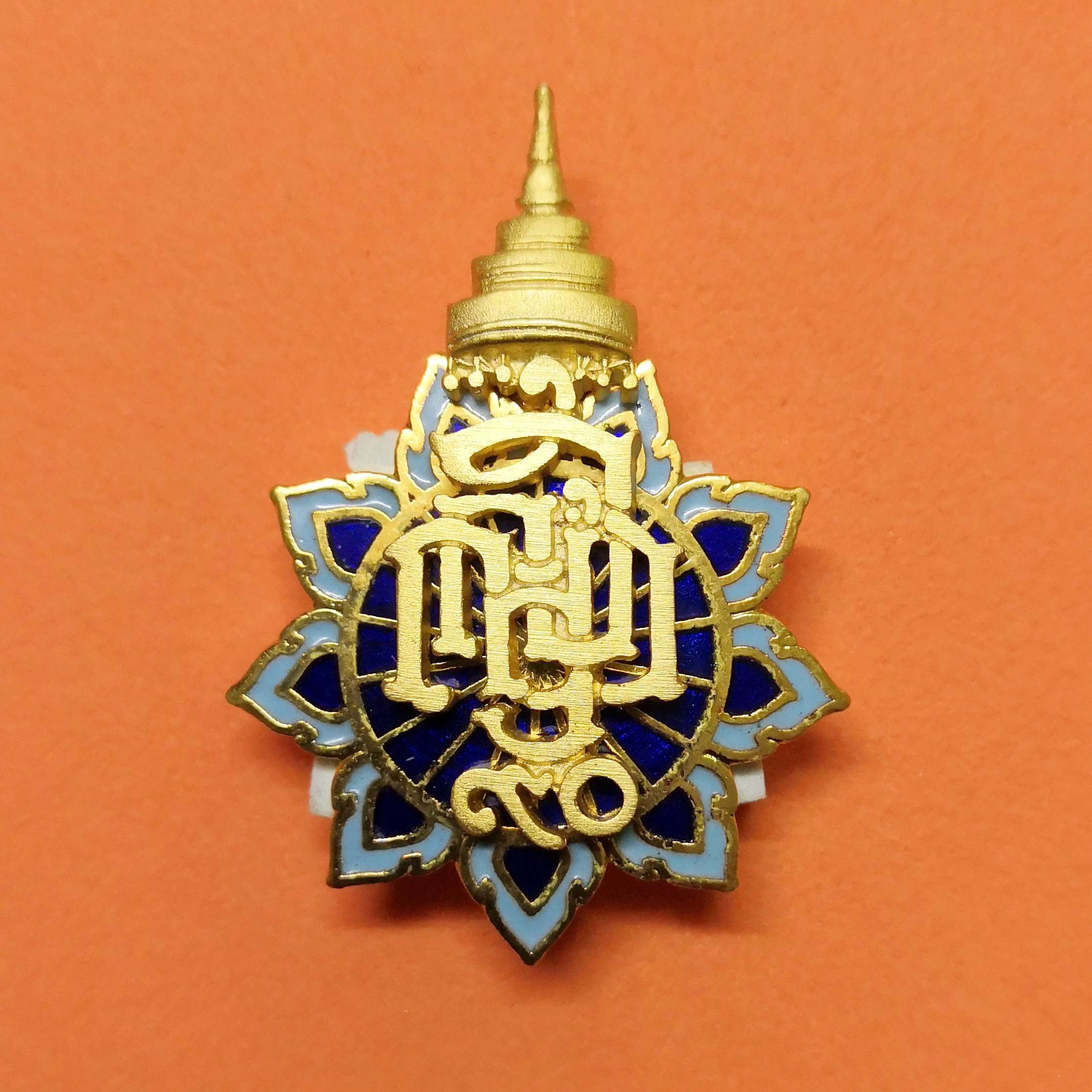 เข็ม ญสส ฉลองพระชันษา 90 ปี สมเด็จพระญาณสังวร สมเด็จสังฆราช พศ 2546 เข็มแบบประกบสองชิ้น เนื้อกะไหล่ทองลงยา สูง 4 เซน พร้อมกล่องเดิม