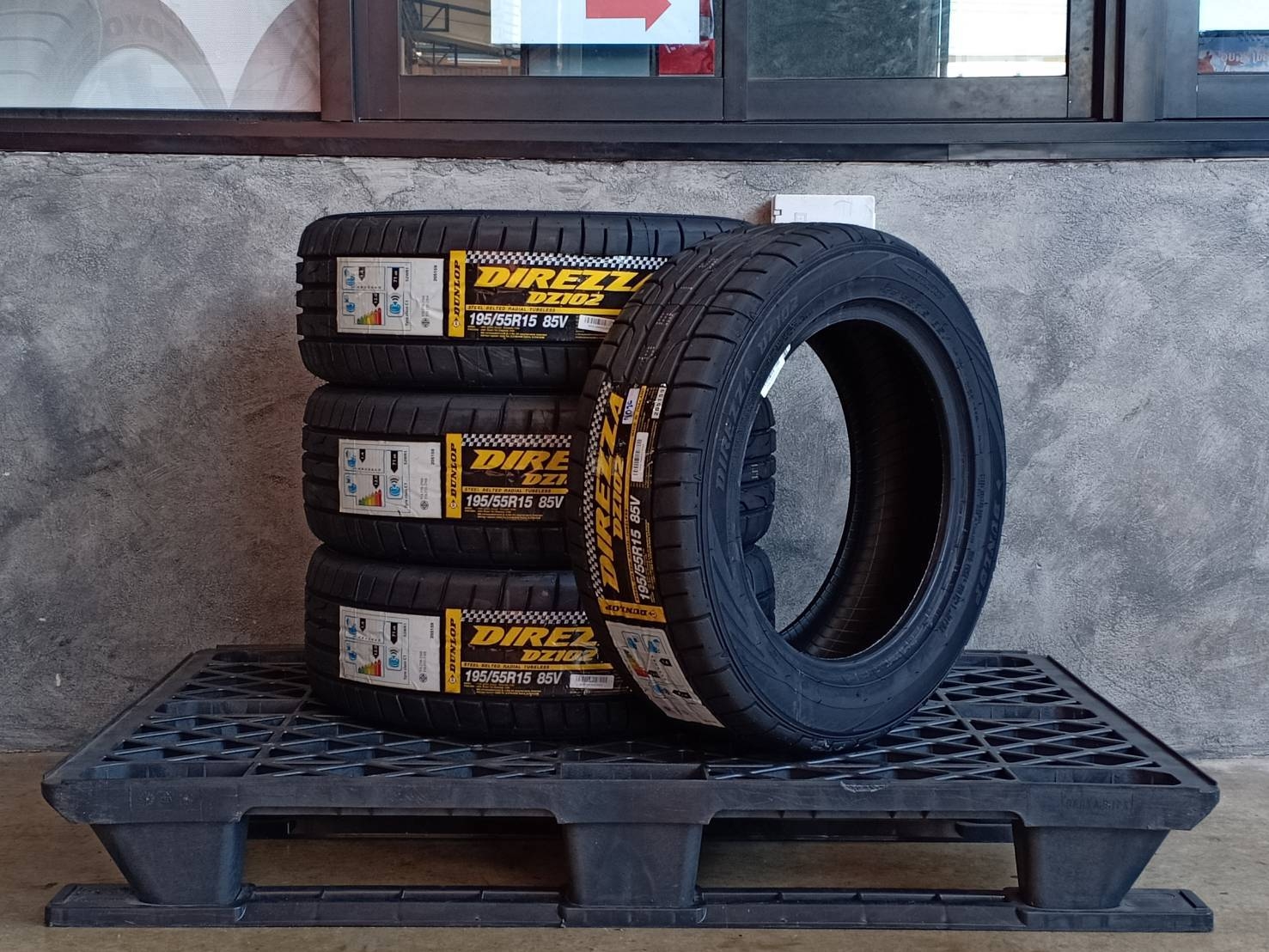 DUNLOP 195/55R15 DIREZZA DZ102 85V MADE IN THAILAND..
