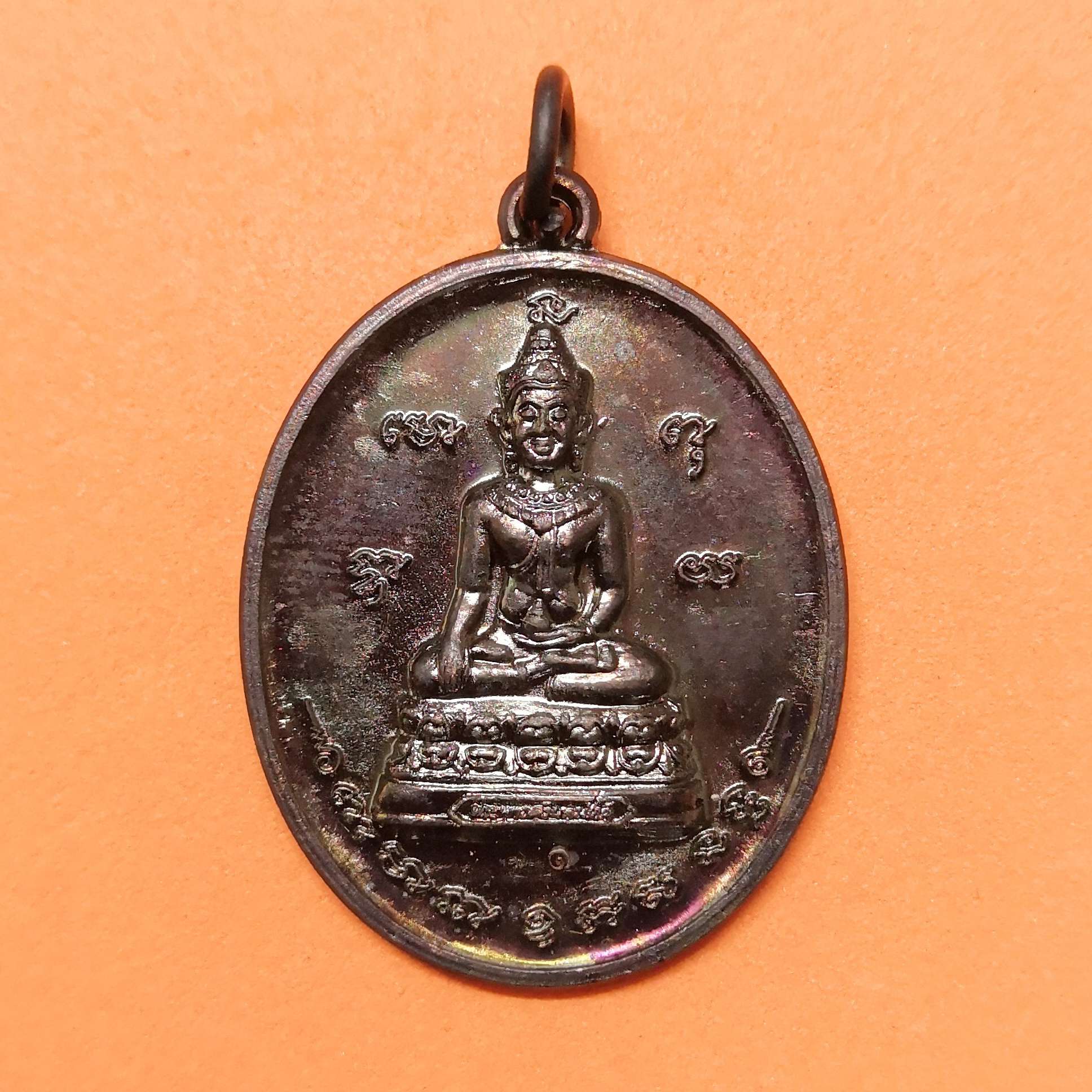 เหรียญ พระพุทธสุรินทร์ภักดี ที่ระลึกเปิดอนุสาวรีย์พระยาสุรินทร์ภักดีศรีณรงค์จางวาง จัดสร้างโดย กองกำกับการตำรวจชายแดนที่ 21 ปี 2543 เนื้อทองแดง สูง 3 เซน พร้อมกล่องเดิม