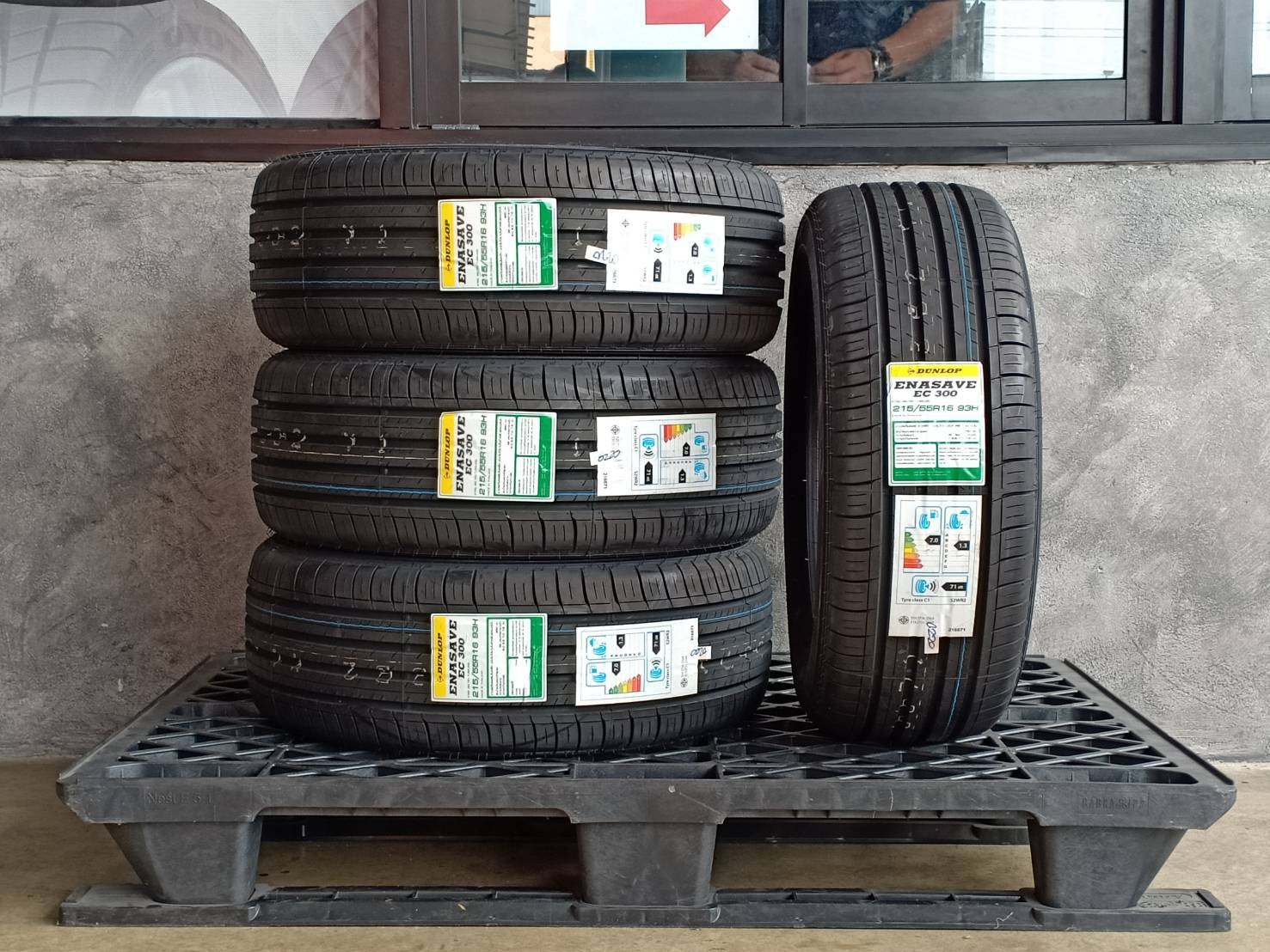 DUNLOP 215/55R16 ENASAVE EC 300 ต้องการส่วนลดราคาพิเศษ กรุณาสอบถาม