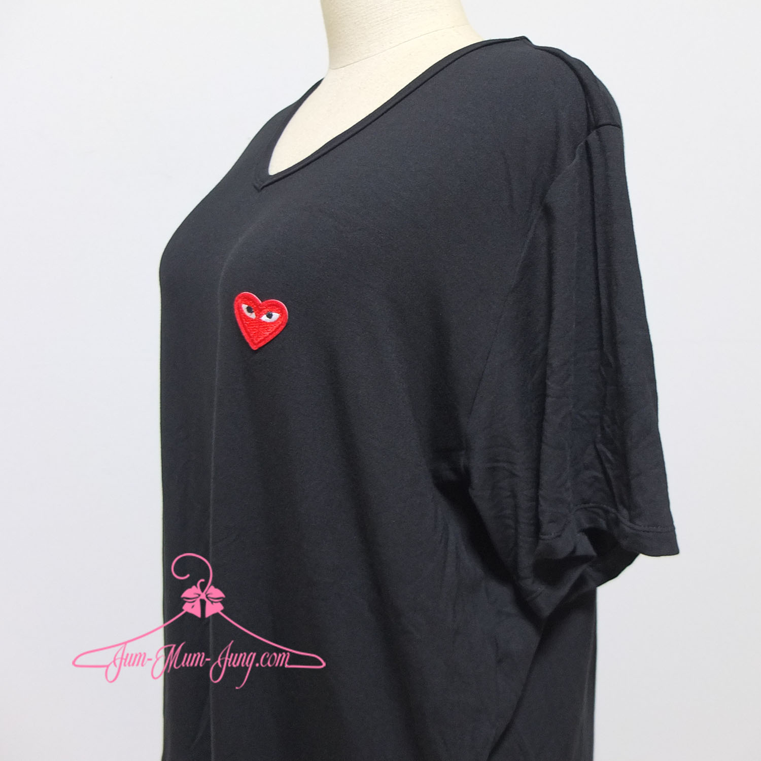 *อก52-56นิ้ว*เสื้อคนอ้วนคอวีผ้ายืดเรย่อนเนื้อหนาสีดำแต่งหัวใจแดงที่หน้าอก ผ้ายืดได้เยอะ สวยน่ารักมากๆค่ะ