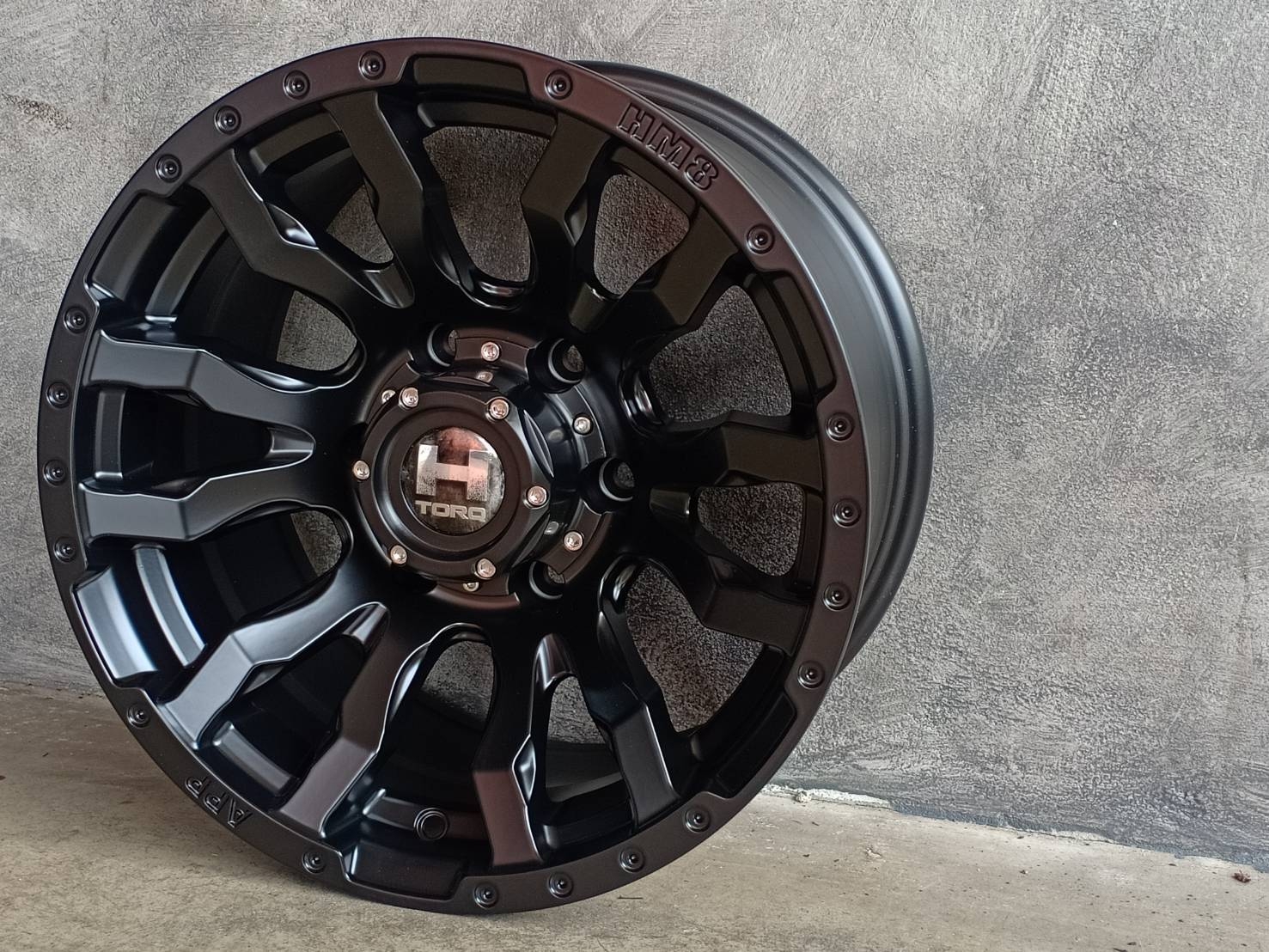 HAMMER HM8 16x8.5 offset+0 6x139.7