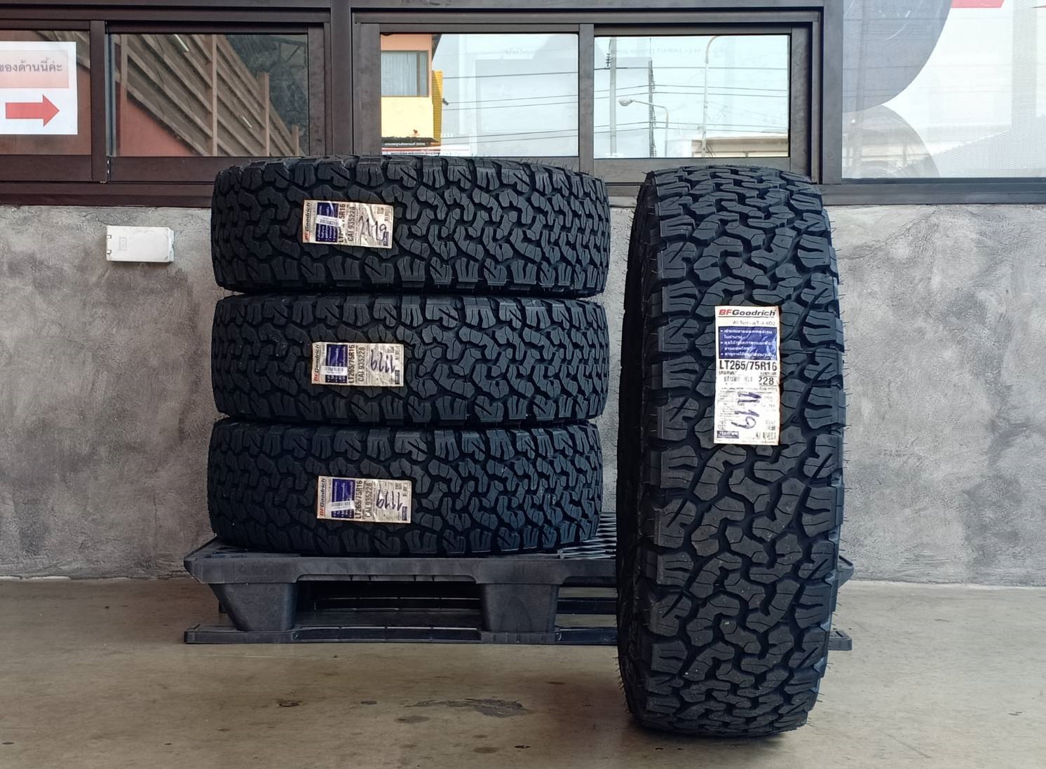 BF-GOODRICH 265/75R16 ALL TERRAIN T/A KO2 119/116R 8PR (ตัวหนังสือขาว) MADE IN THAILAND