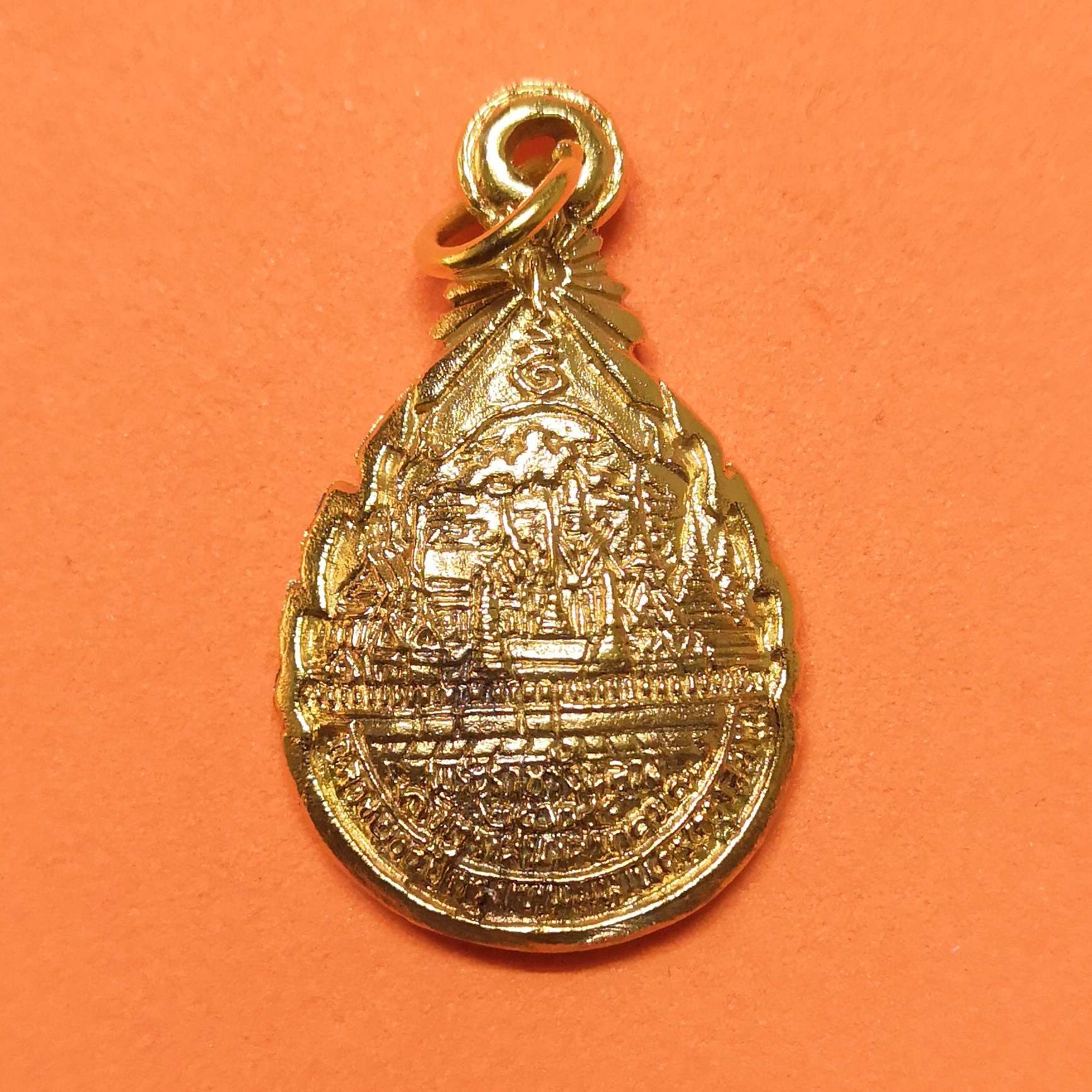 เหรียญหล่อ พระบาทสมเด็จพระพุทธยอดฟ้าจุฬาโลก รัชกาลที่ 1 ที่ระลึกฉลอง 200 ปี กรุงเทพมหานคร พศ 2525 จัดสร้างโดย จตุรเสนาสมาคม เนื้อกะไหล่ทอง สูง 2.8 เซน พร้อมกล่องเดิม