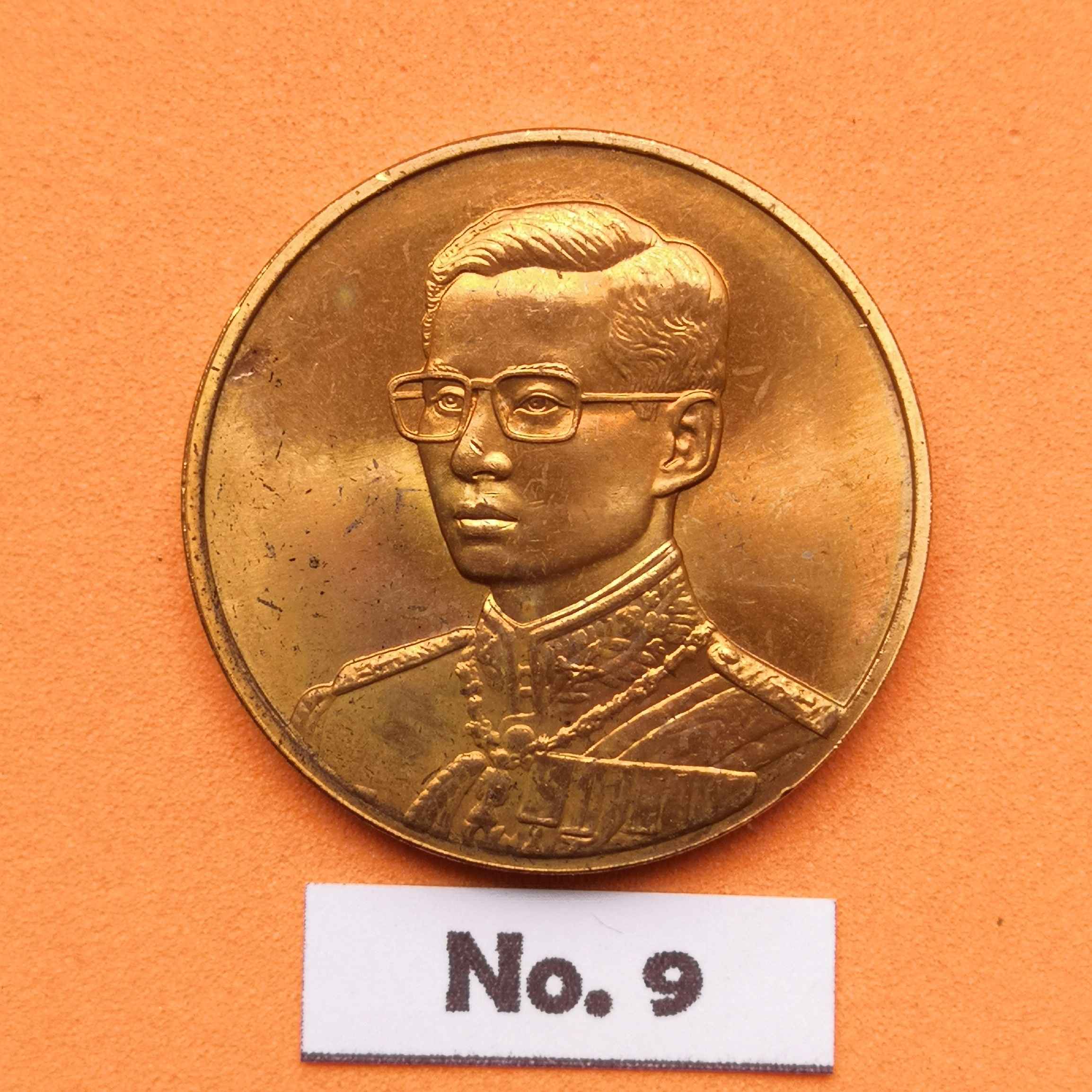 เหรียญ รัชกาลที่ 9 ที่ระลึกเฉลิมพระเกียรติ 72 พรรษา ปี 2542 จัดสร้างโดยสมาคมตงฮั้วฮ่วยก้วง สุพรรณบุรี เนื้อทองแดง ขนาด 2.6 เซน บล็อคกษาปณ์