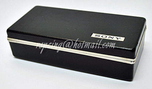 กล่องบุหนังสีดำใส่ไมโครโฟน Sony