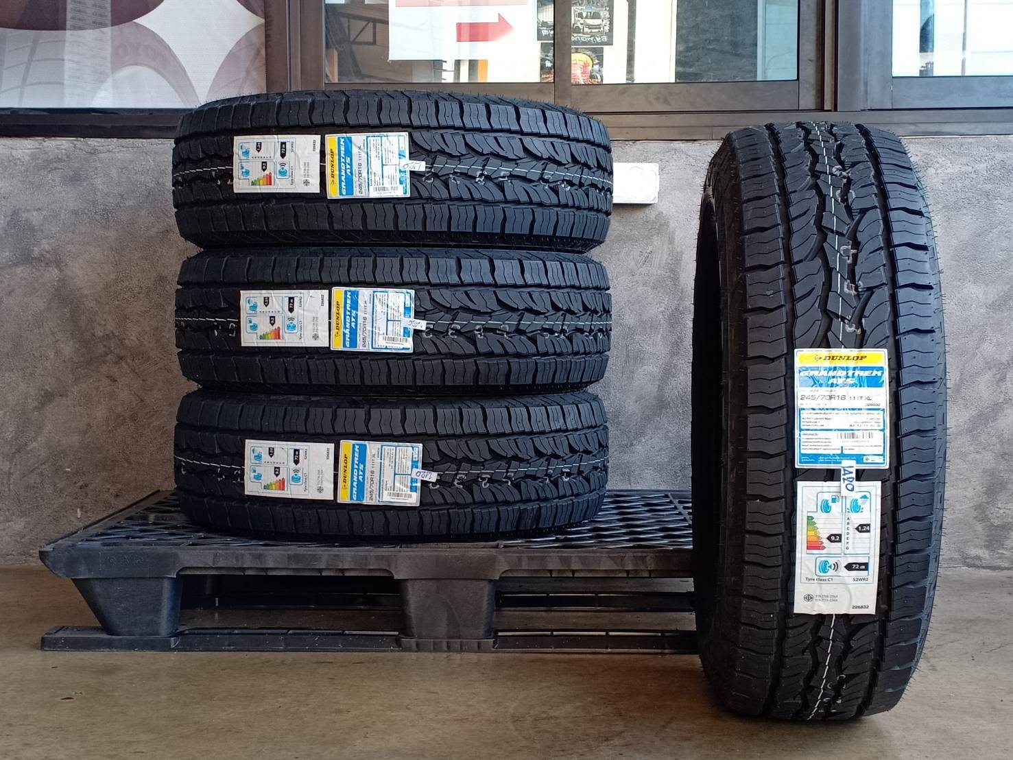 DUNLOP 245/70R16 GRANDTREK AT5 111T XL (ตัวหนังสือขาว) MADE IN THAILAND