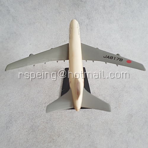 เครื่องบินโมเดลพลาสติก JAL (JA8178) พร้อมฐานตั้ง