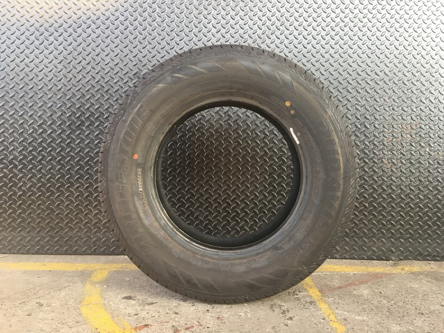 BRIDGESTONE R611 215-70-15 เส้น 2500 บาท ปี17 ปกติ 3500