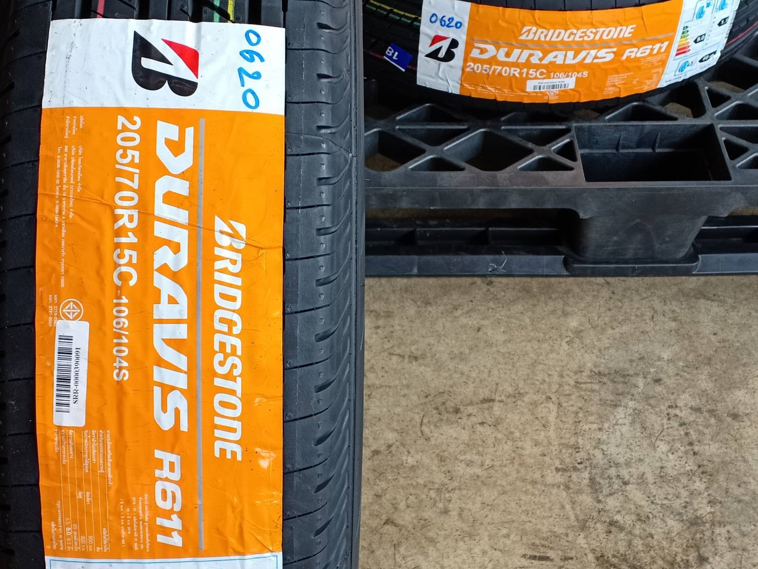 BRIDGESTONE 205/70R15 DURAVIS R611 106/104S MADE IN THAILAND