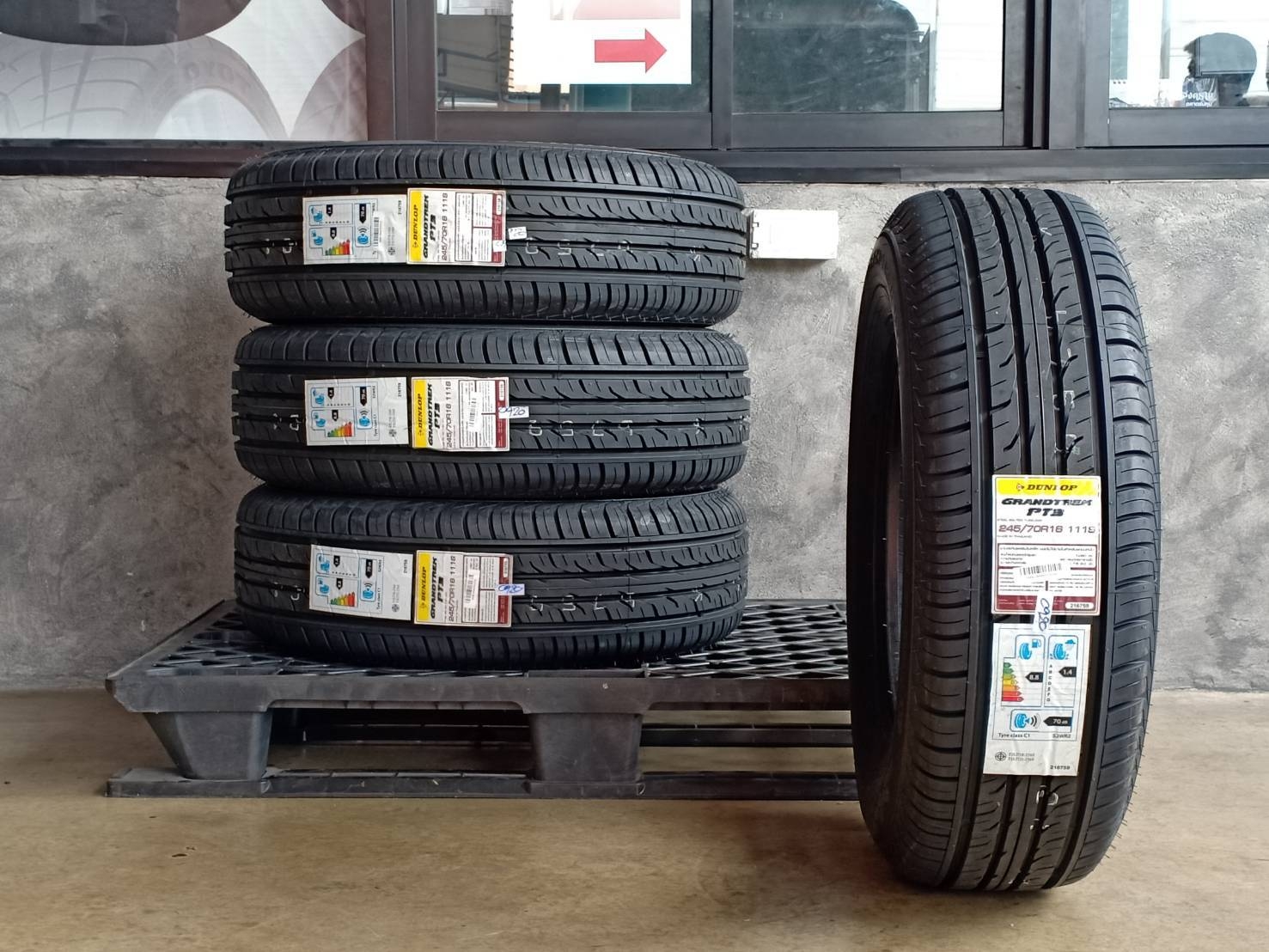 DUNLOP 245/70R16 GRANDTREK PT3 111S MADE IN THAILAND