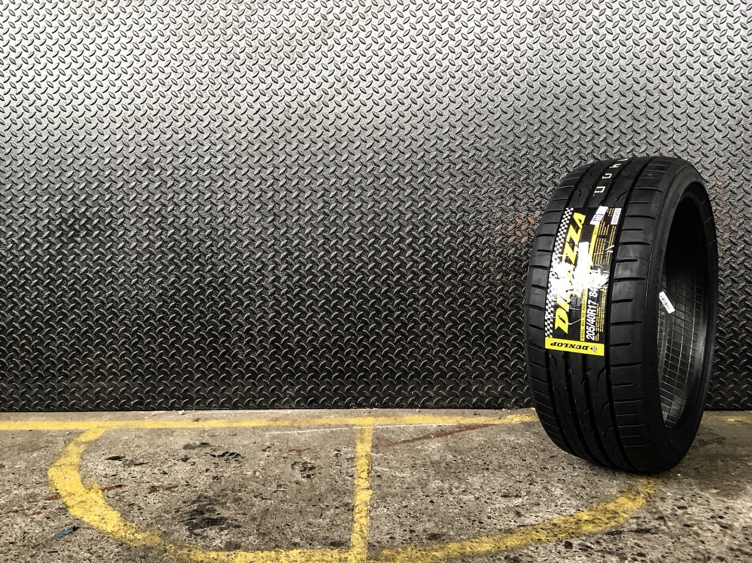 DUNLOP DZ102 205-40-17 เส้นละ 6000 ปี18 ซื้อ2แถม2 จ่าย 12000 ได้ 4 เส้น ปี18