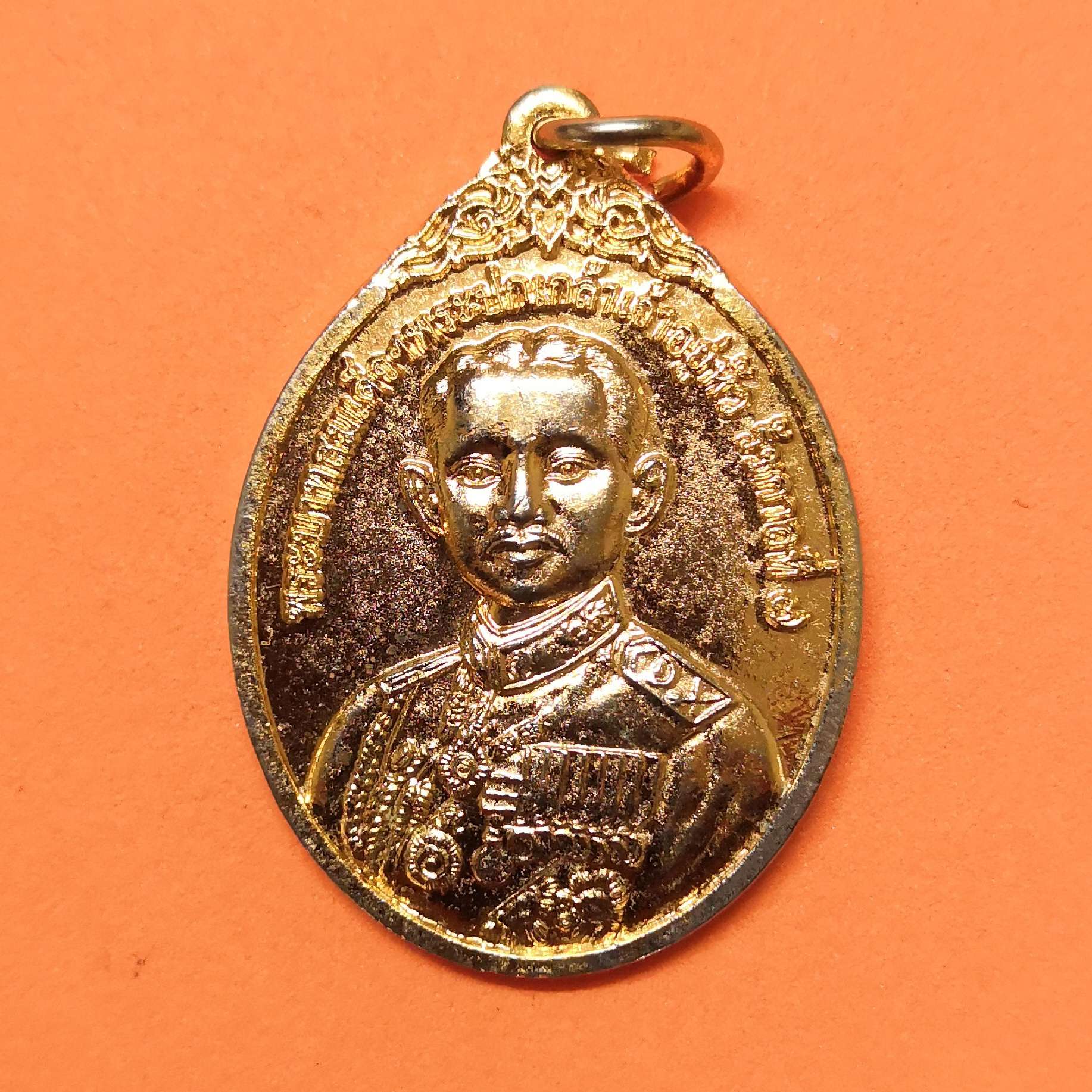 เหรียญพระบาทสมเด็จพระปกเกล้าเจ้าอยู่หัว รัชกาลที่ 7 ด้านหลังพระปรมาภิไธย ปปร กองพลทหารปืนใหญ่ต่อสู้อากาศยาน จัดสร้าง เนื้อกะไหล่ทอง สูง 3 เซน