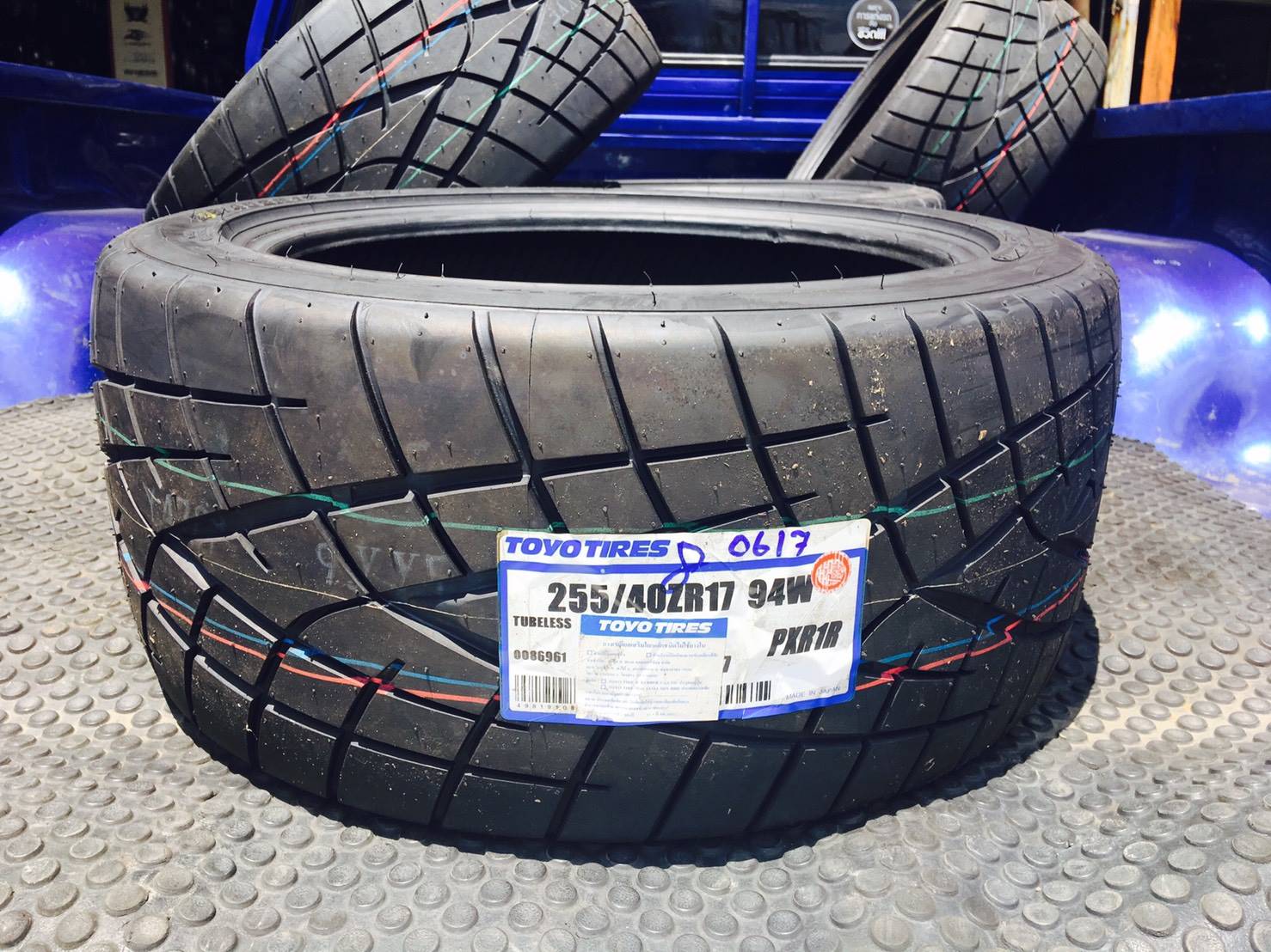 ยางใหม่ TOYO R1R 255/40-17 ปี17 ราคาถูก