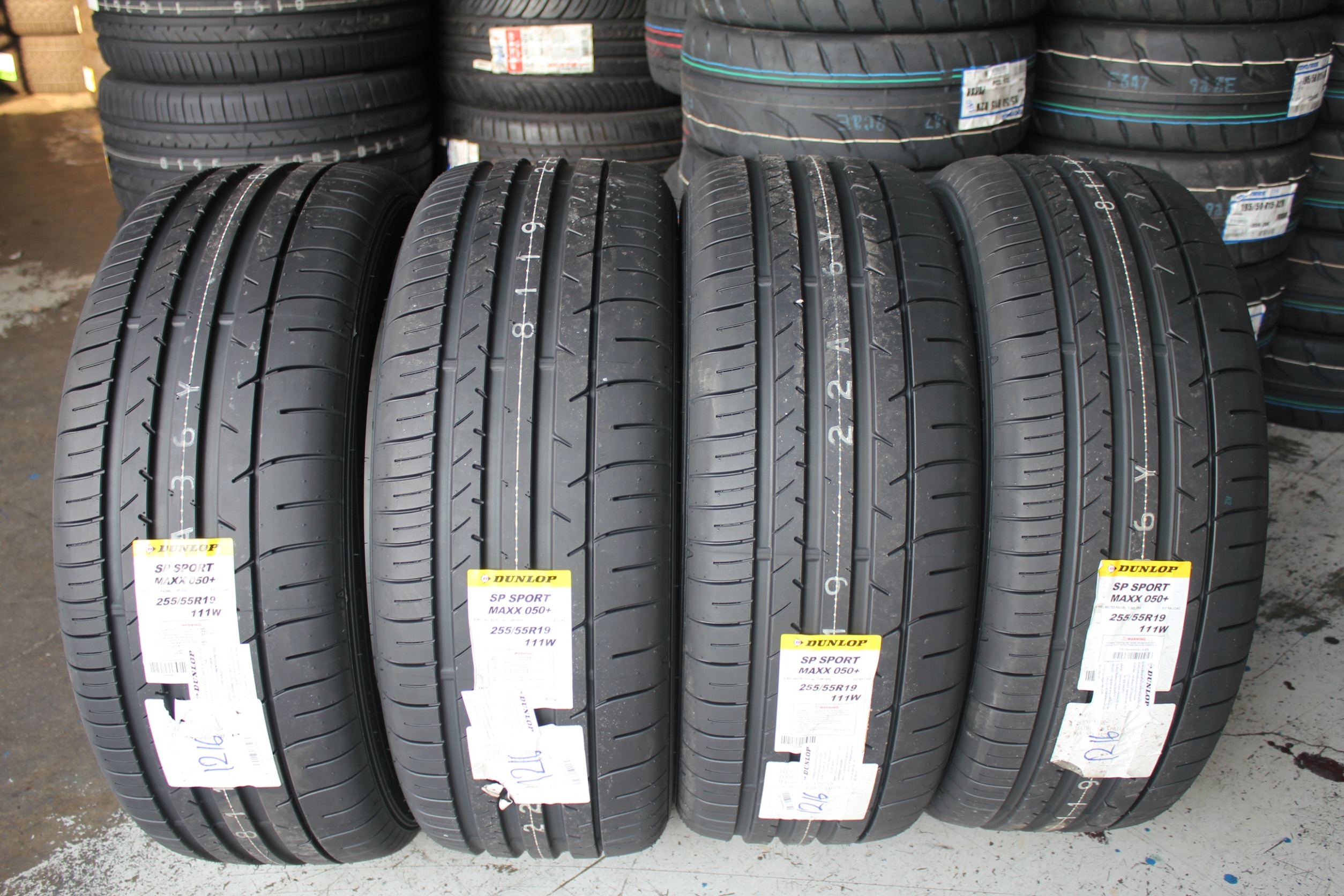 DUNLOP SP SPORT MAXX050+ 255-55R19 ขาย 8,500 ปกติ 17000