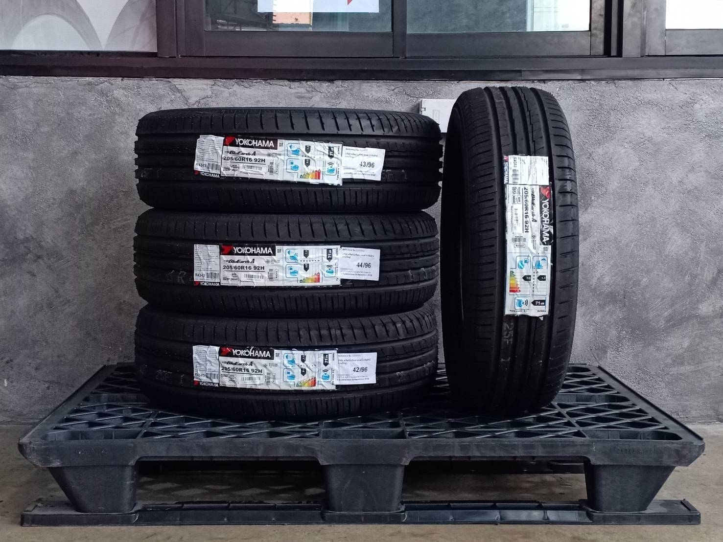 YOKOHAMA BLUEARTH-A AE50 205/60R16 92H JAPAN