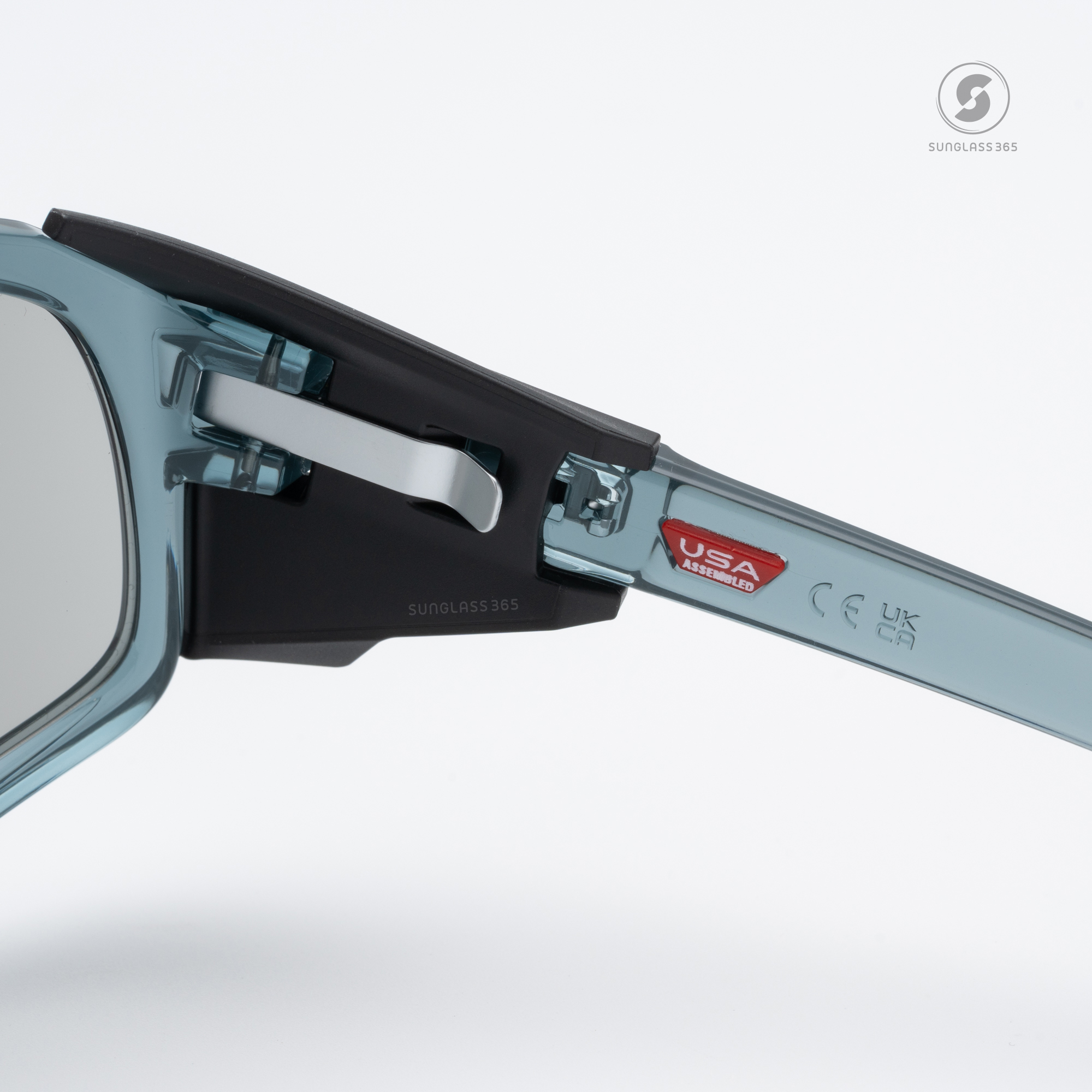 OAKLEY LATCH PANEL OO9404-13 Crystal Black Prizm Slate