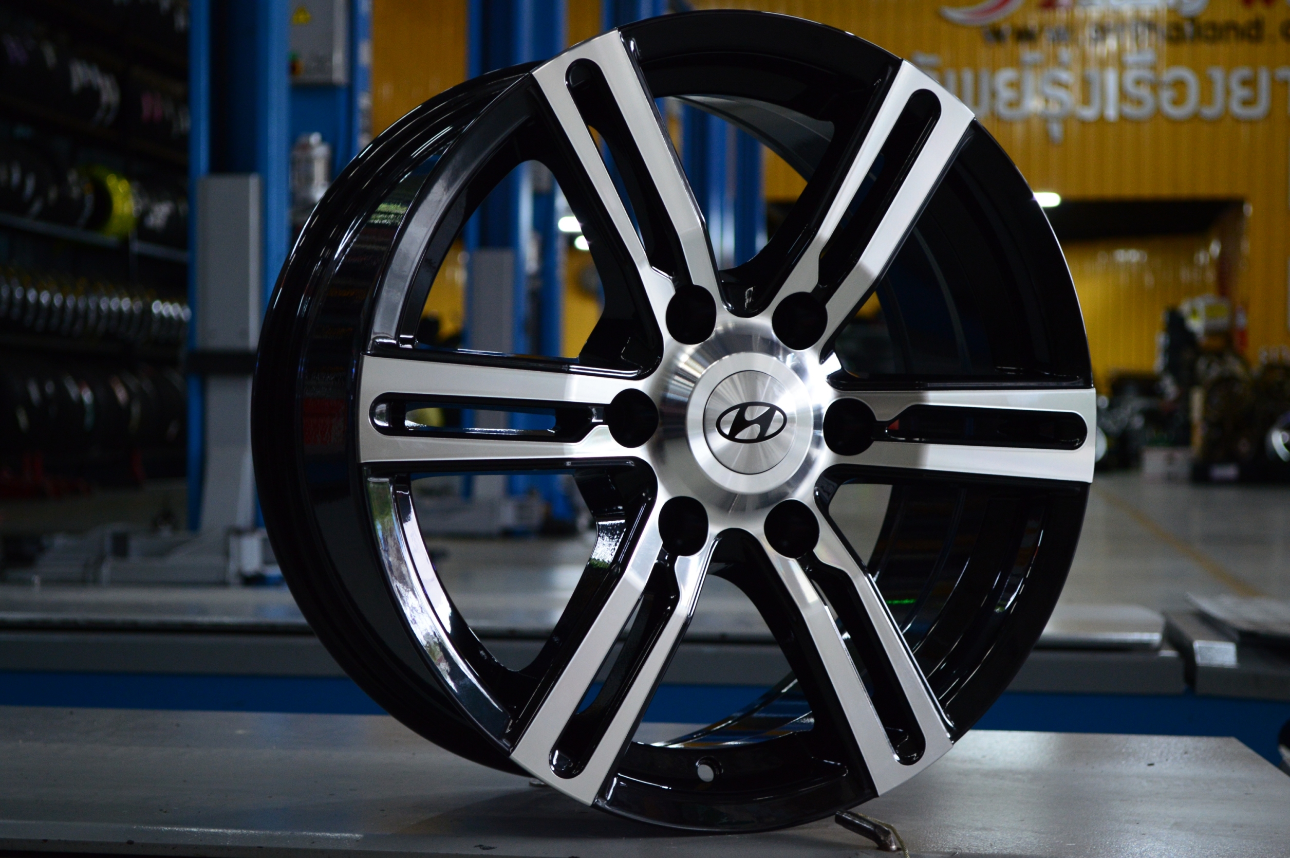 Model:HYUNDAI SSW 308 Size:17x7.5 inch Offset:+35 pcd:6x139.7 Center Bore:92.5 mm Color:FP/BK