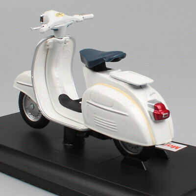 โมเดลรถ โมเดลรถมอไซค์ vespa piaggio 1966 white 3