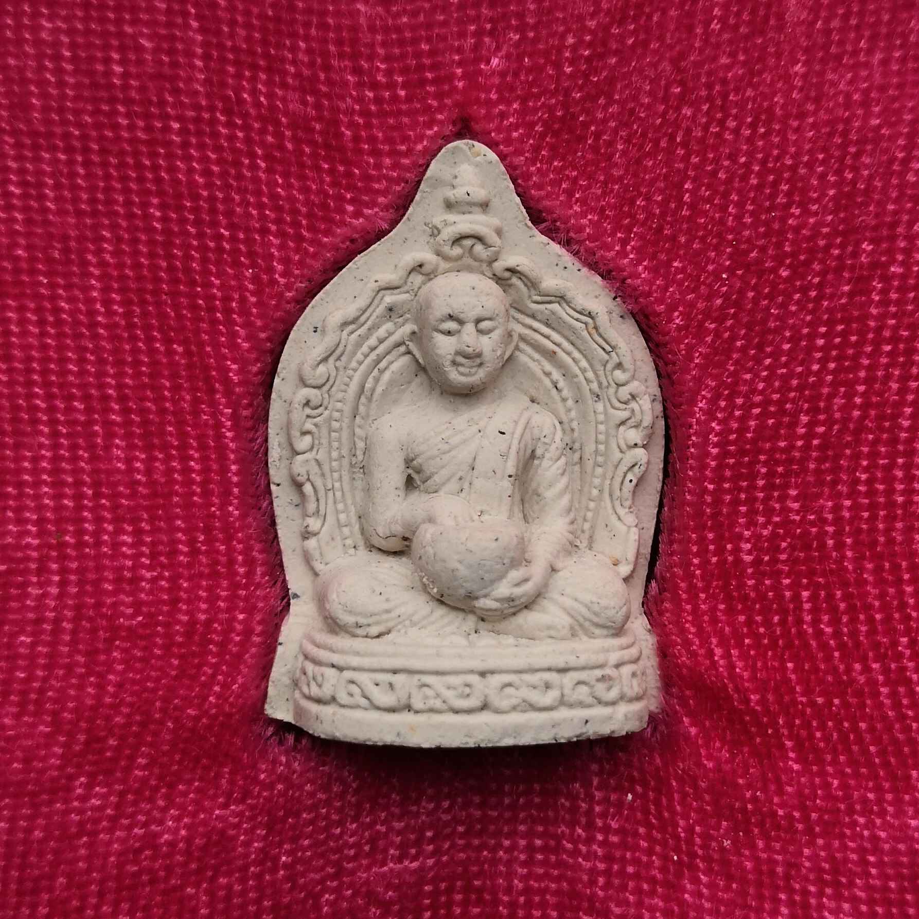 เหรียญเนื้อผง พระสีวลี ลังกาวงศ์ เจ้าคุณธงชัย วัดไตรมิตร กรุงเทพ พศ 2546 ขนาดสูง 2.6 เซน พร้อมกล่องเดิม