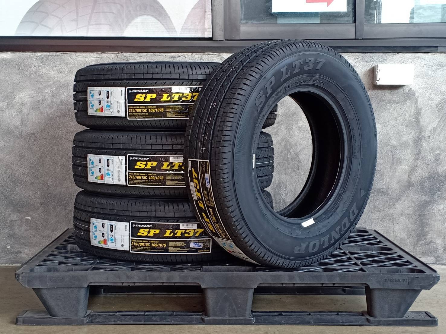DUNLOP 215/70R15 SP LT37 109/107S MADE IN THAILAND