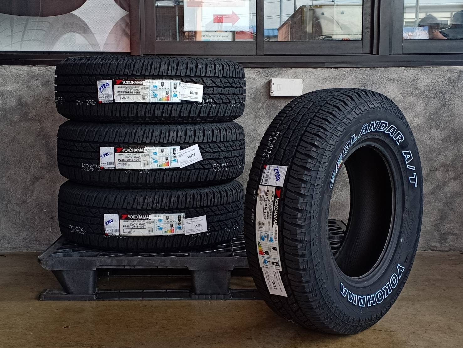 YOKOHAMA GEOLANDAR A/T G015 245/70R16 (ตัวหนังสือขาว) ปี20