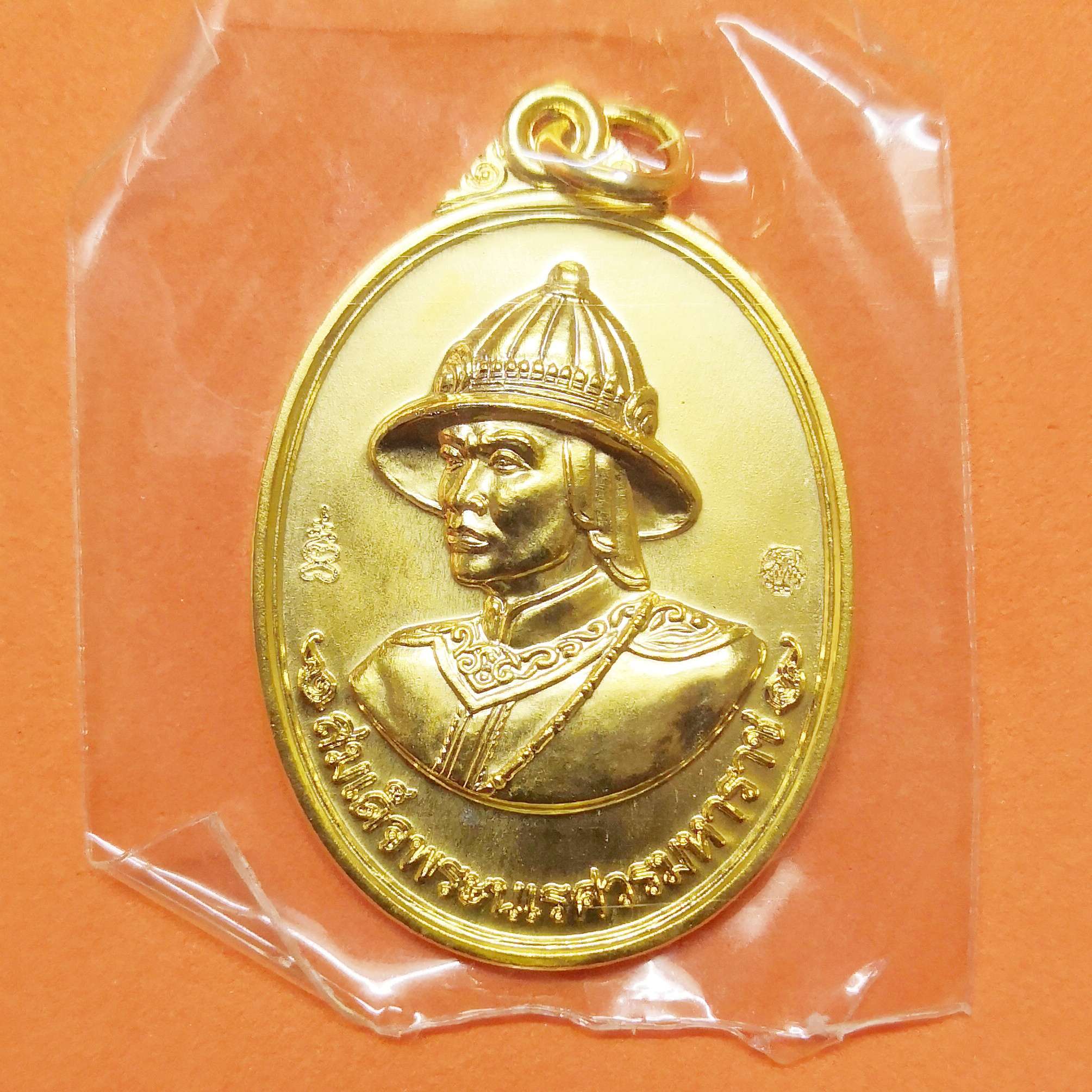 เหรียญ พระนเรศวร หลัง เจ้าพ่อหลักเมืองสุพรรณบุรี รุ่นสัจจะบารมี พศ 2557 เนื้อกะไหล่ทอง สูง 3.2 เซน เขี้ยวฝากล่องหลุดครับ