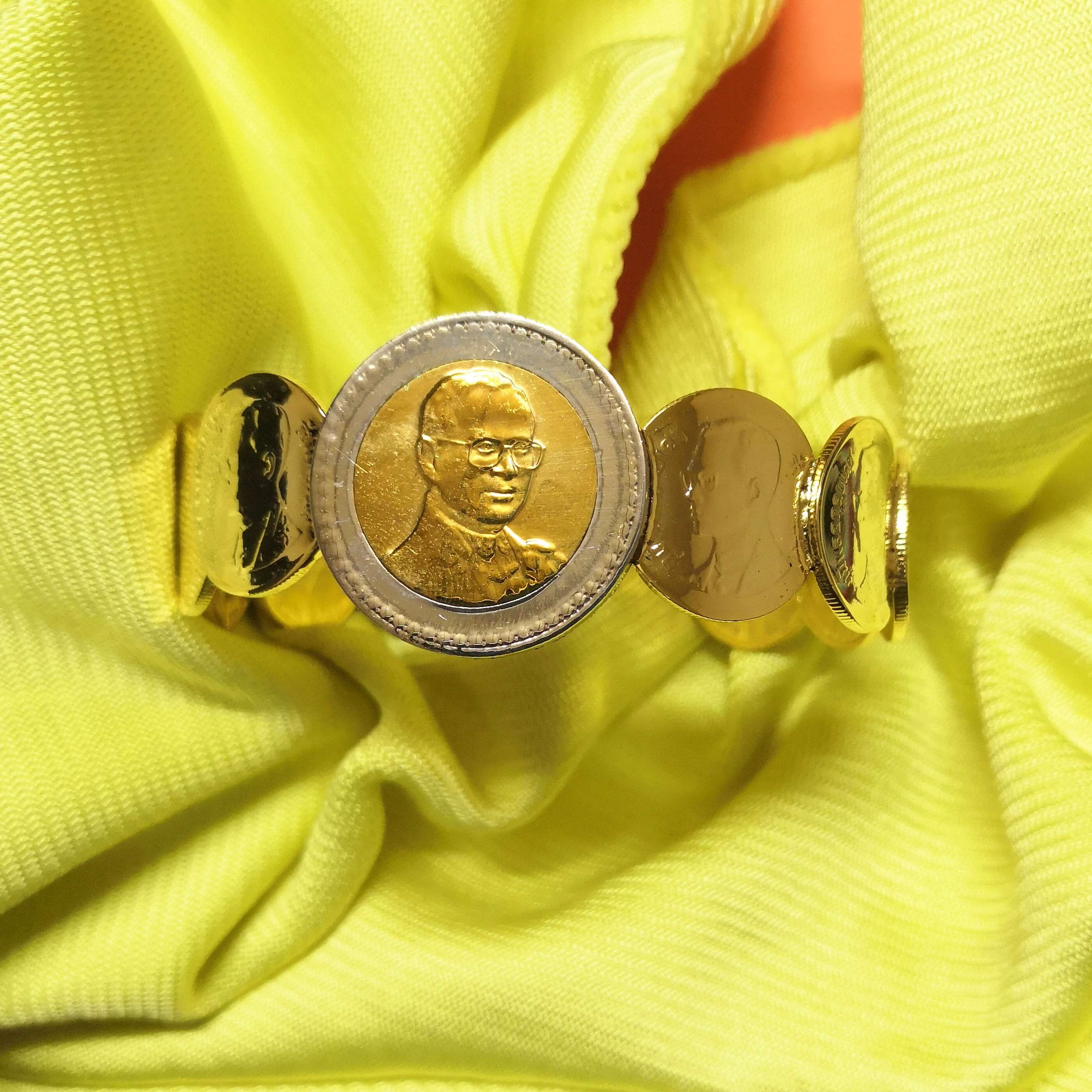 กำไล รัชกาลที่ 9 เรารักพระเจ้าแผ่นดิน ที่ระลึกเฉลิมพระชนมพรรษา 80 พรรษา 5 ธันวาคม 2550 ขนาดเส้นผ่าศูนย์กลางประมาณ 6 เซนติเมตร