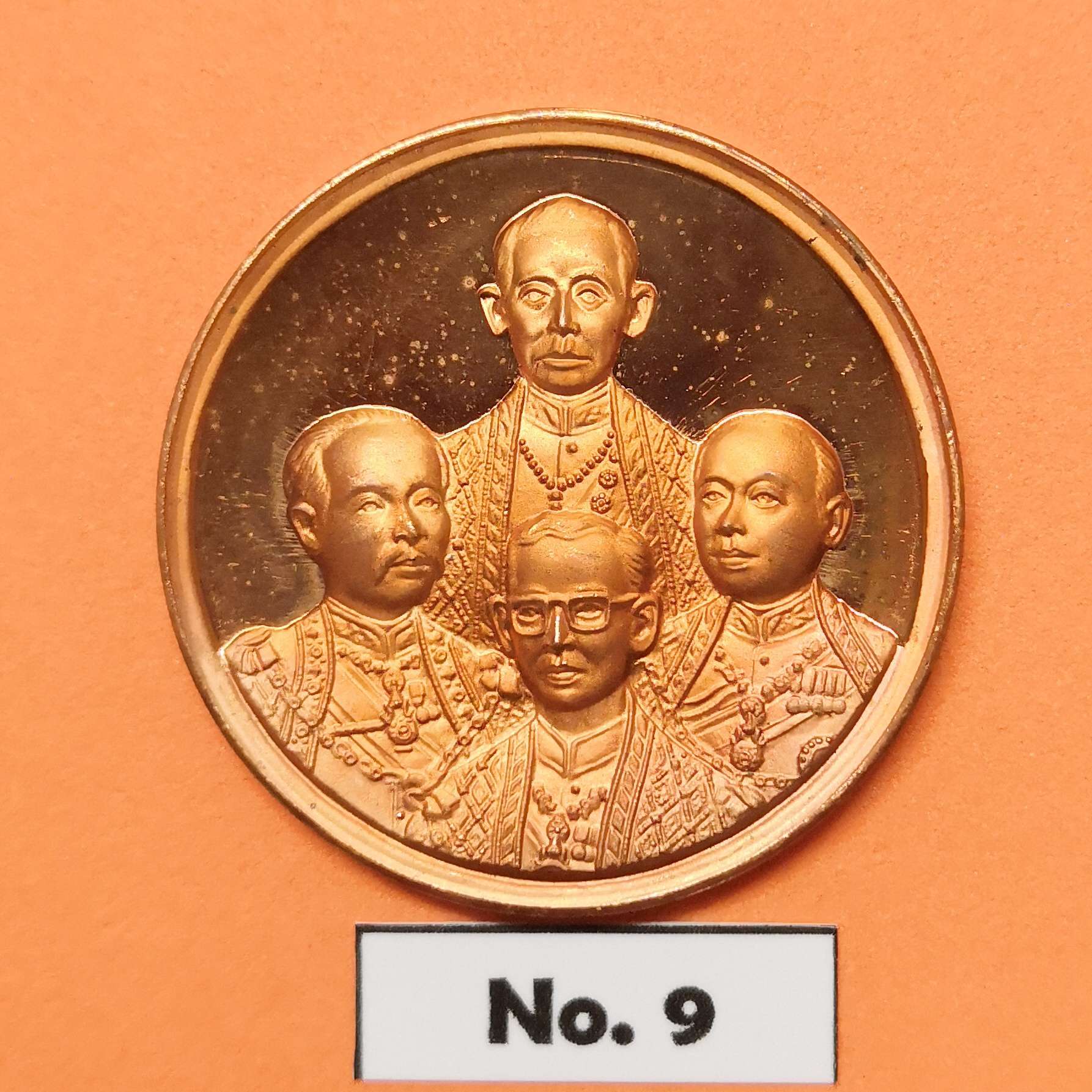 เหรียญ รัชกาลที่ 4 รัชกาลที่ 5 รัชกาลที่ 6 และ รัชกาลที่ 9 ที่ระลึกพิธีเปิดพิพิธภัณฑสถาน เครื่องราชอิสรยาภรณ์ไทย หอวิวัฒนาการคณะรัฐมนตรี และราชกิจจานุเบกษา พศ 2539 เนื้อทองแดง ขนาด 3 เซน
