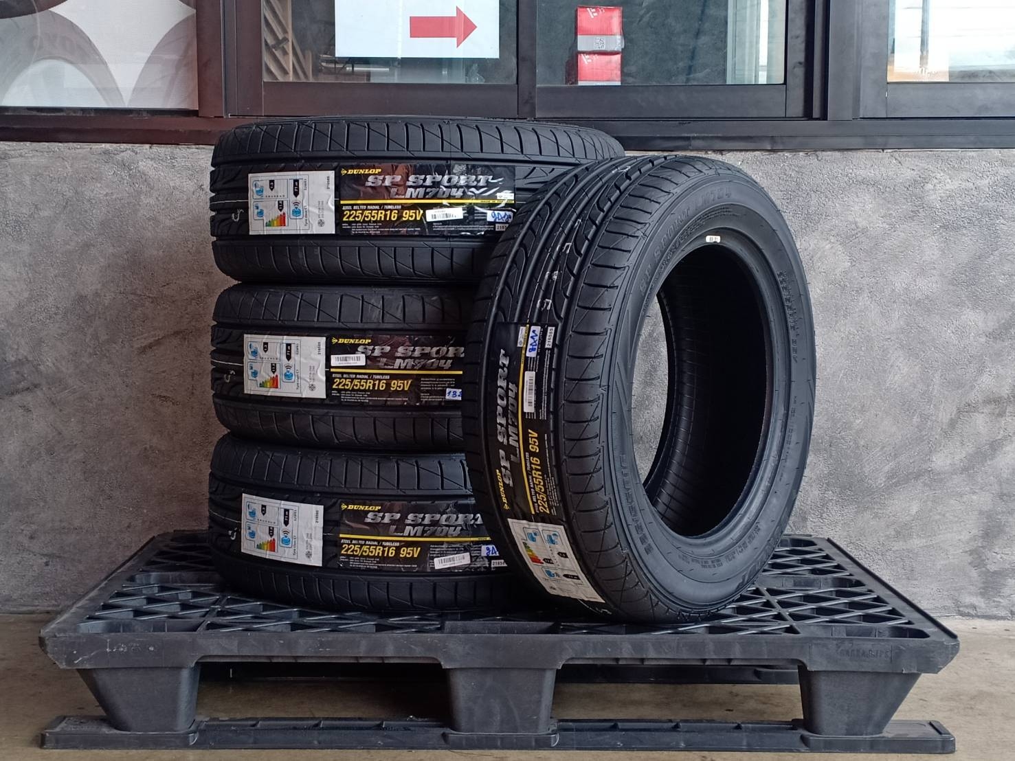 DUNLOP 225/55R16 SP SPORT LM704 95V MADE IN THAILAND