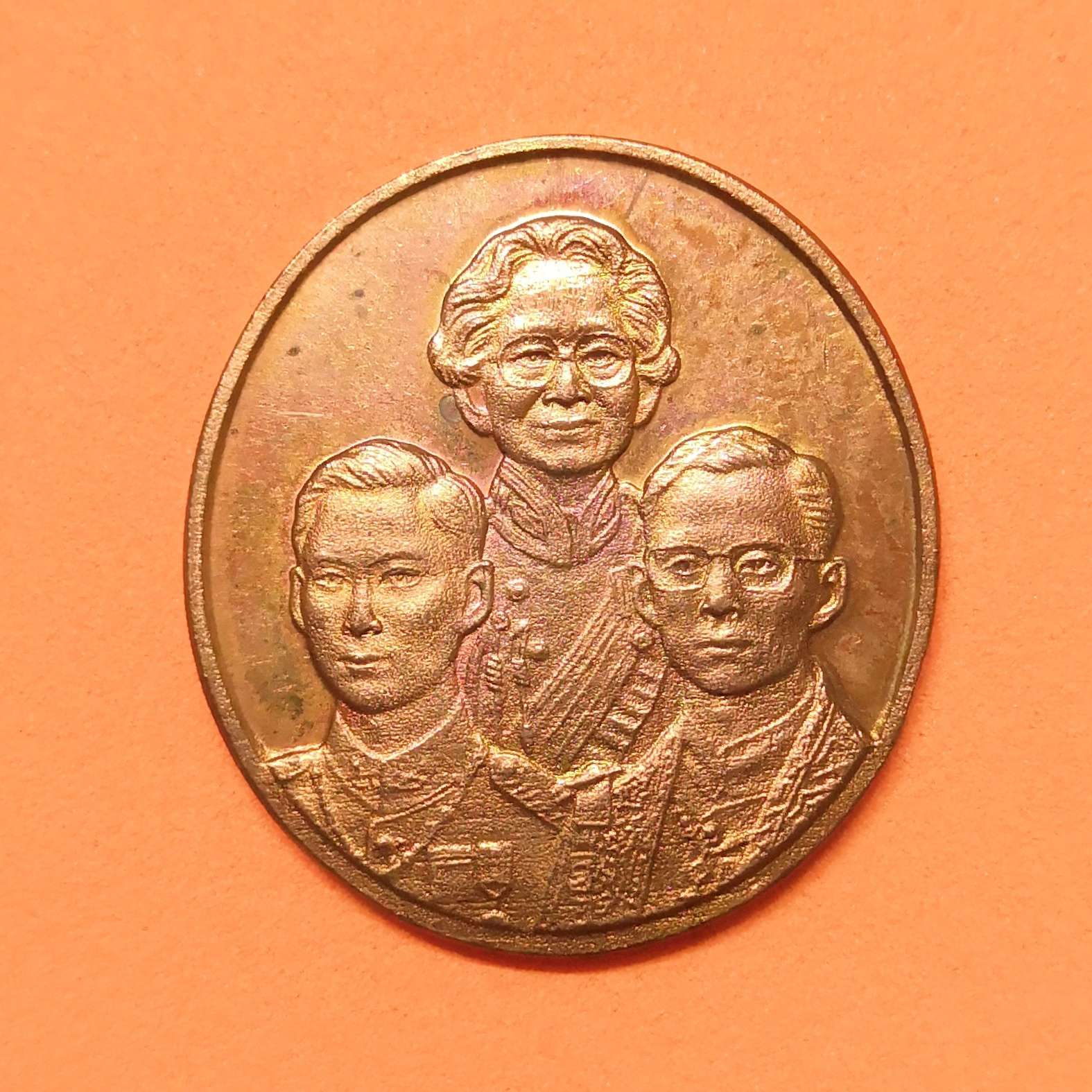 เหรียญเฉลิมพระเกียรติ สมเด็จย่า รัชกาลที่ 8 และ รัชกาลที่ 9 ด้านหลัง พระปรมาภิไธยย่อ 3 พระองค์ เนื้อทองแดง สูง 3 เซน