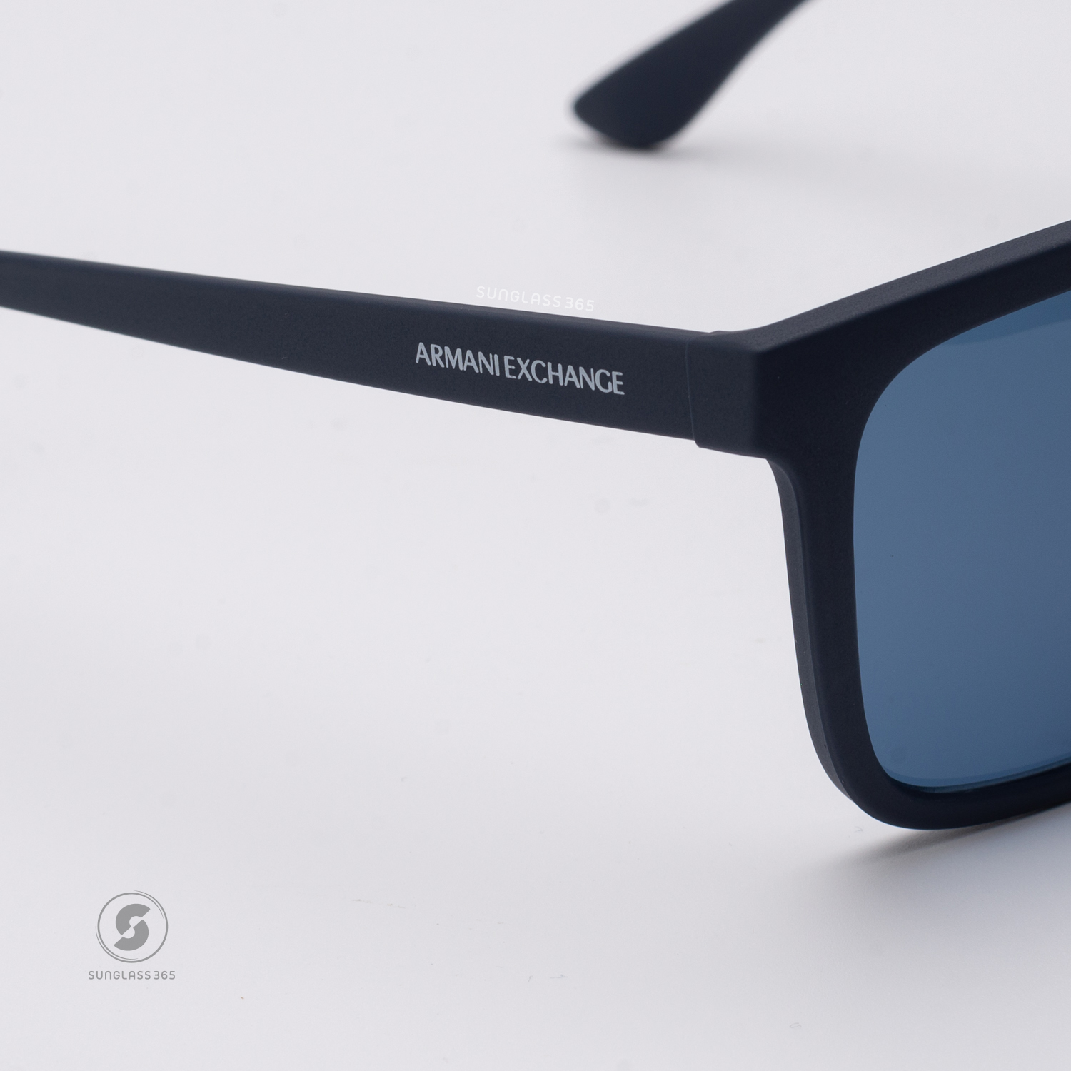 แว่นกันแดด Armani Exchange AX4112SU 818180