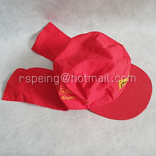 หมวกปีกคลุมหลังศีรษะสีแดง งานฟุตบอลประเพณีจุฬา-ธรรมศาสตร์ ครั้งที่ 43