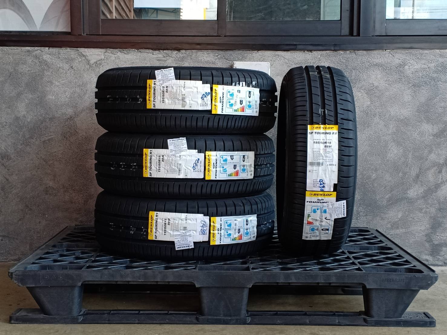 DUNLOP 195/60R15 SP TOURING R1 88H MADE IN INDONESIA