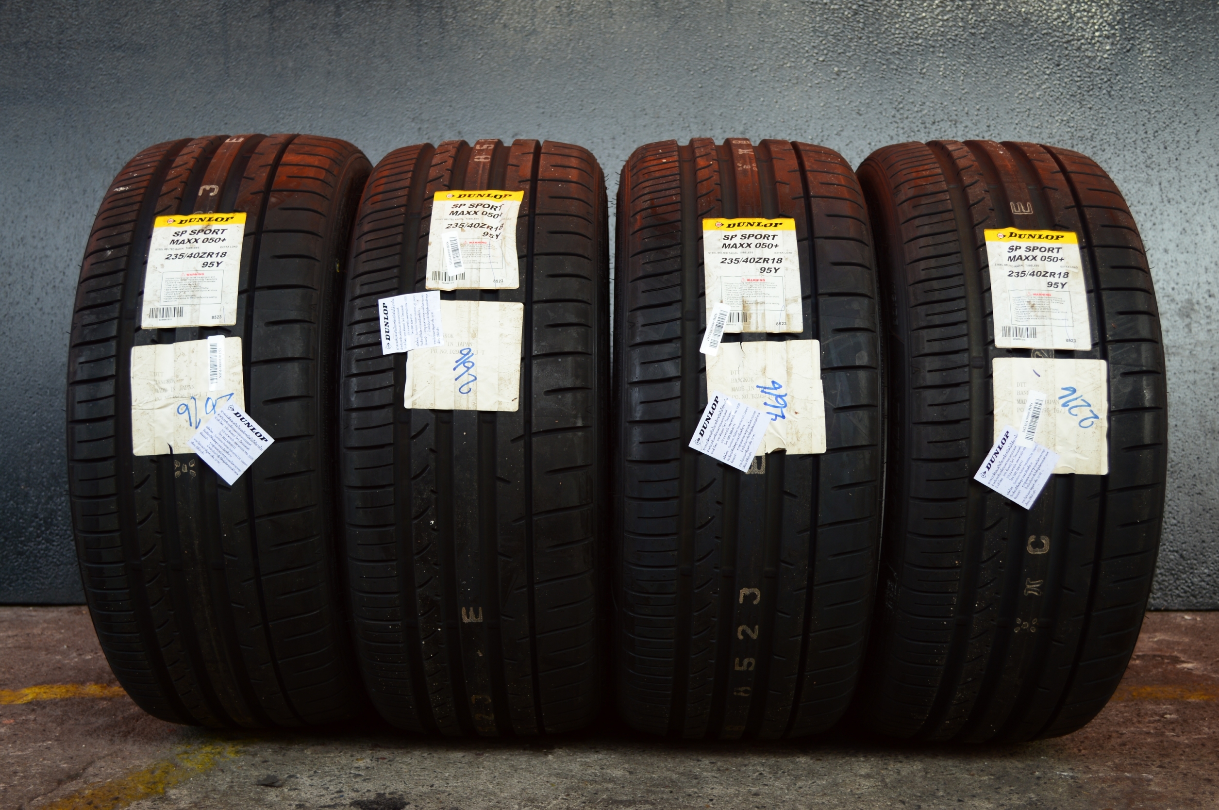 DUNLOP SP SPORT MAXX050+ 235-40R18 ขาย 3750 ปกติ 9000