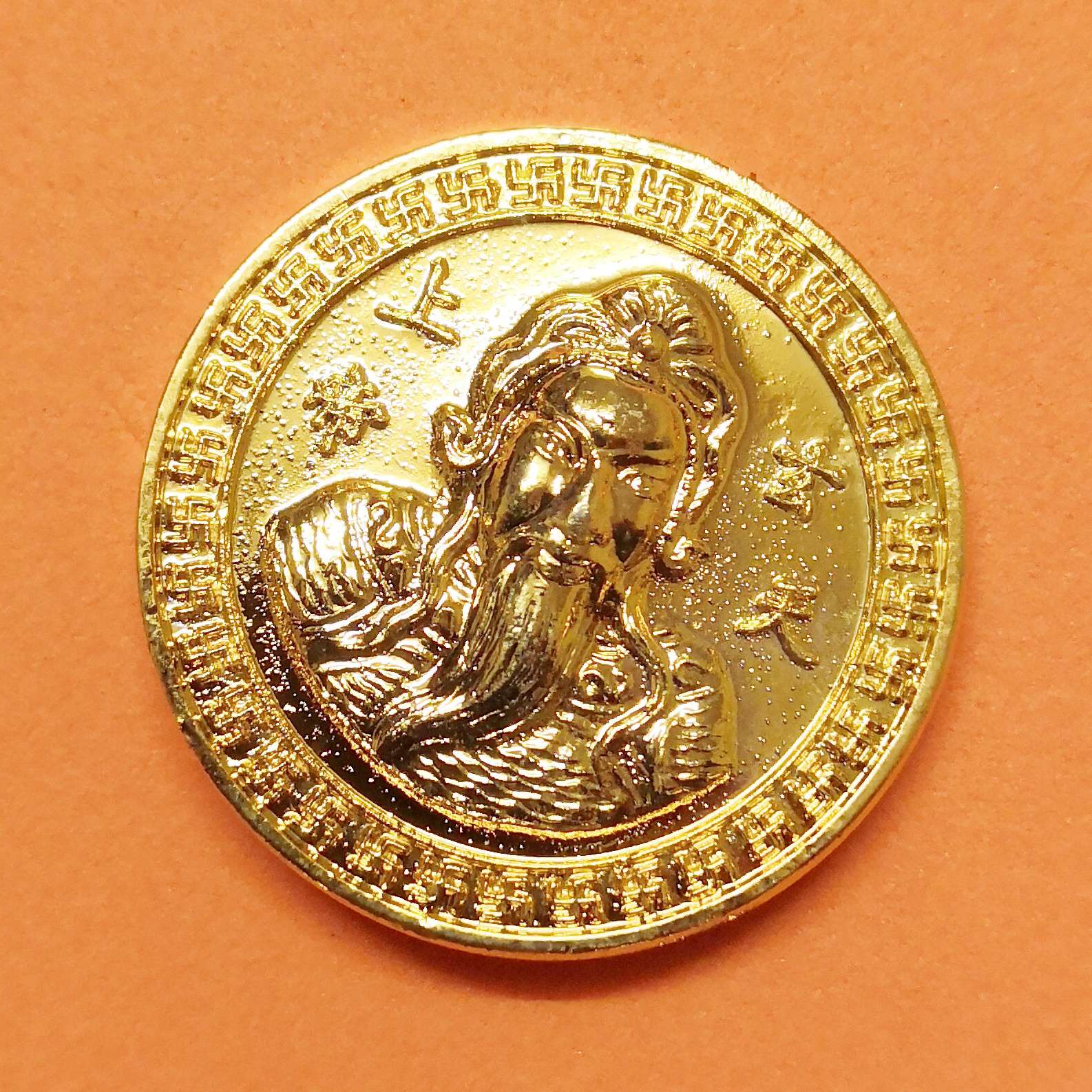 เหรียญ ตั่วเหล่าเอี้ย ศาลเจ้าพ่อเสือ เสาชิงช้า กรุงเทพ ปี 2545 เนื้อกะไหล่ทอง ขนาด 2.8 เซน